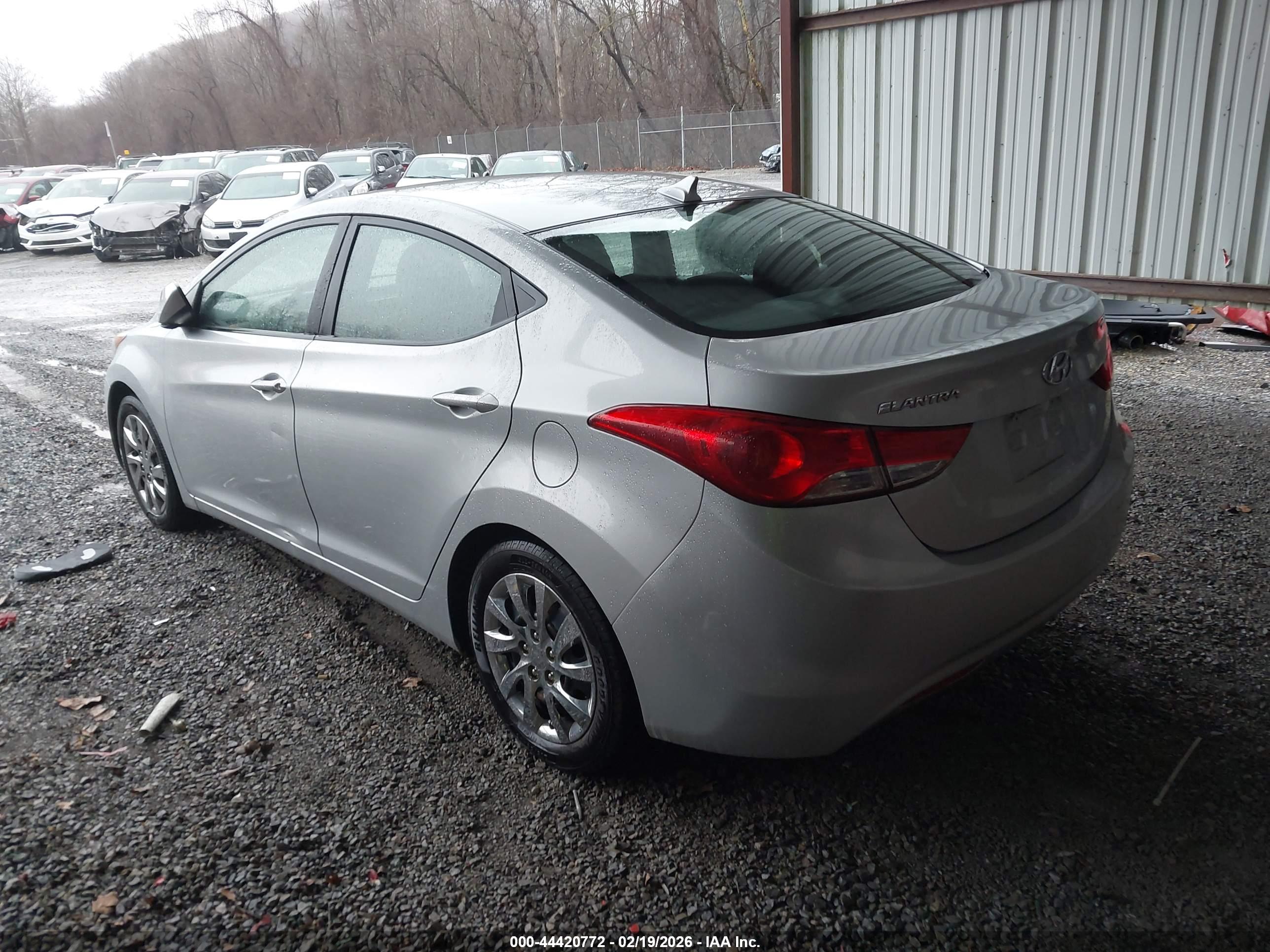 HYUNDAI ELANTRA image 3