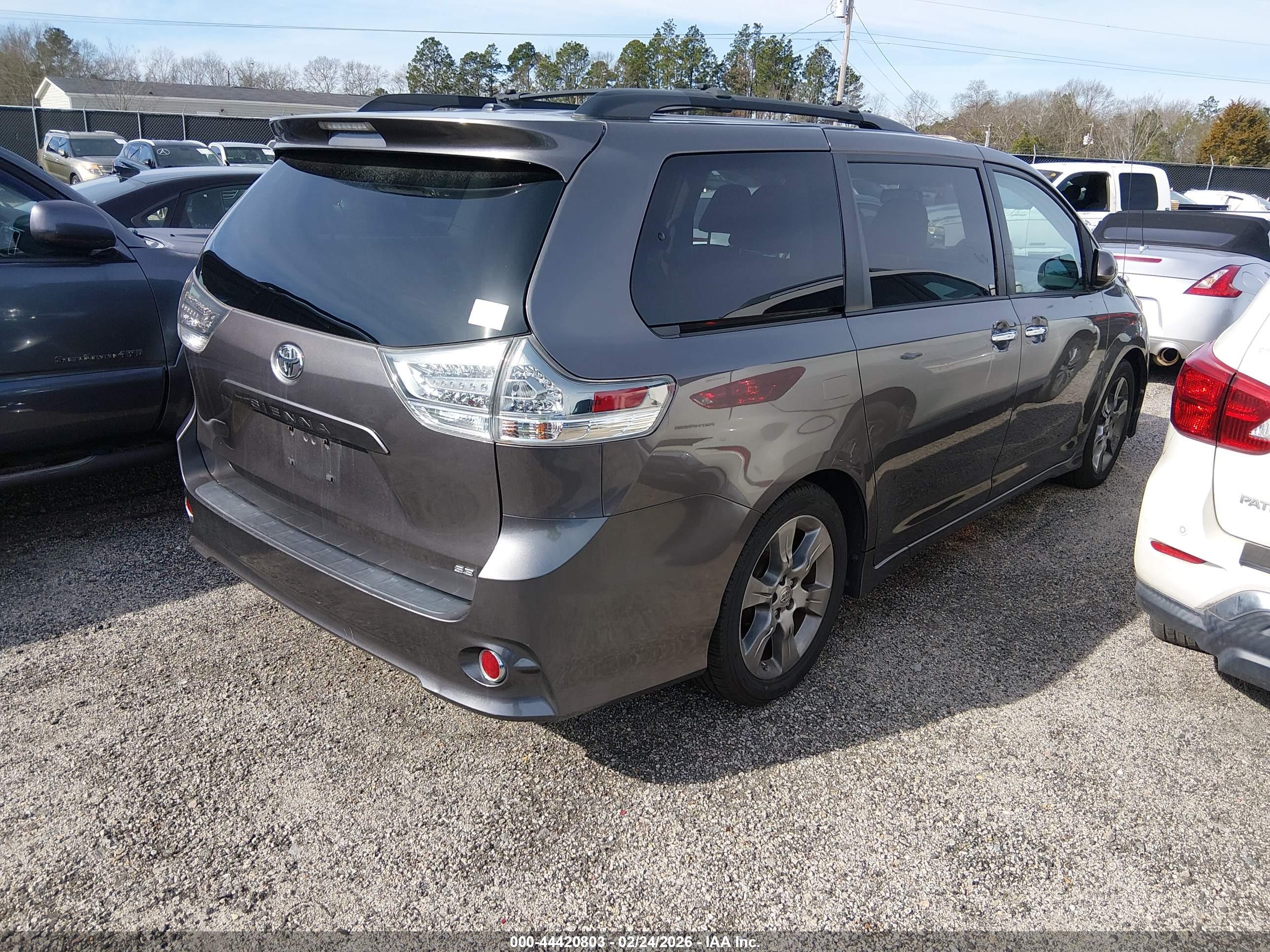 TOYOTA SIENNA image 4