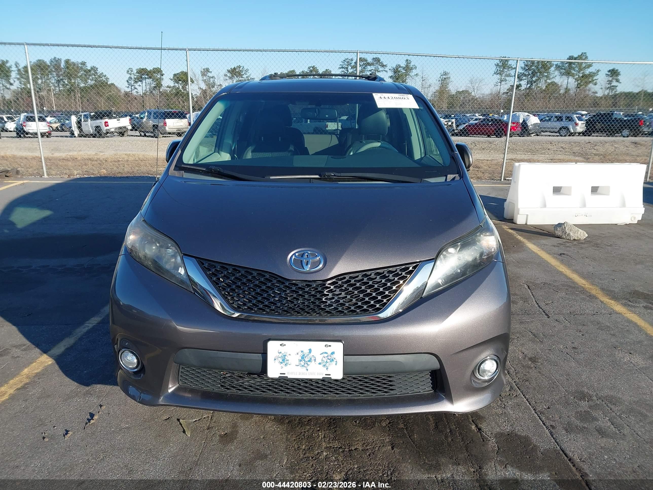TOYOTA SIENNA image 6
