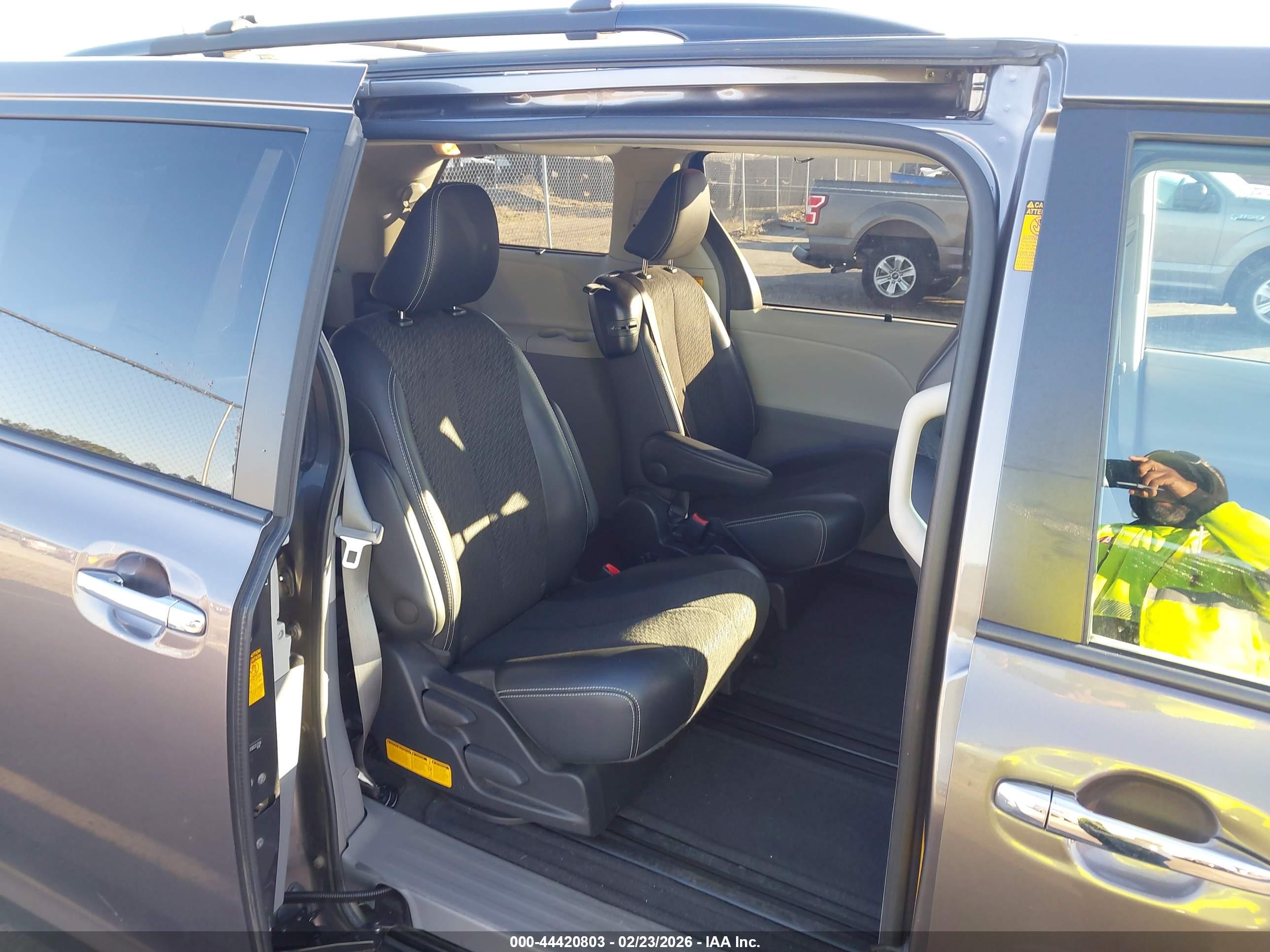 TOYOTA SIENNA image 8