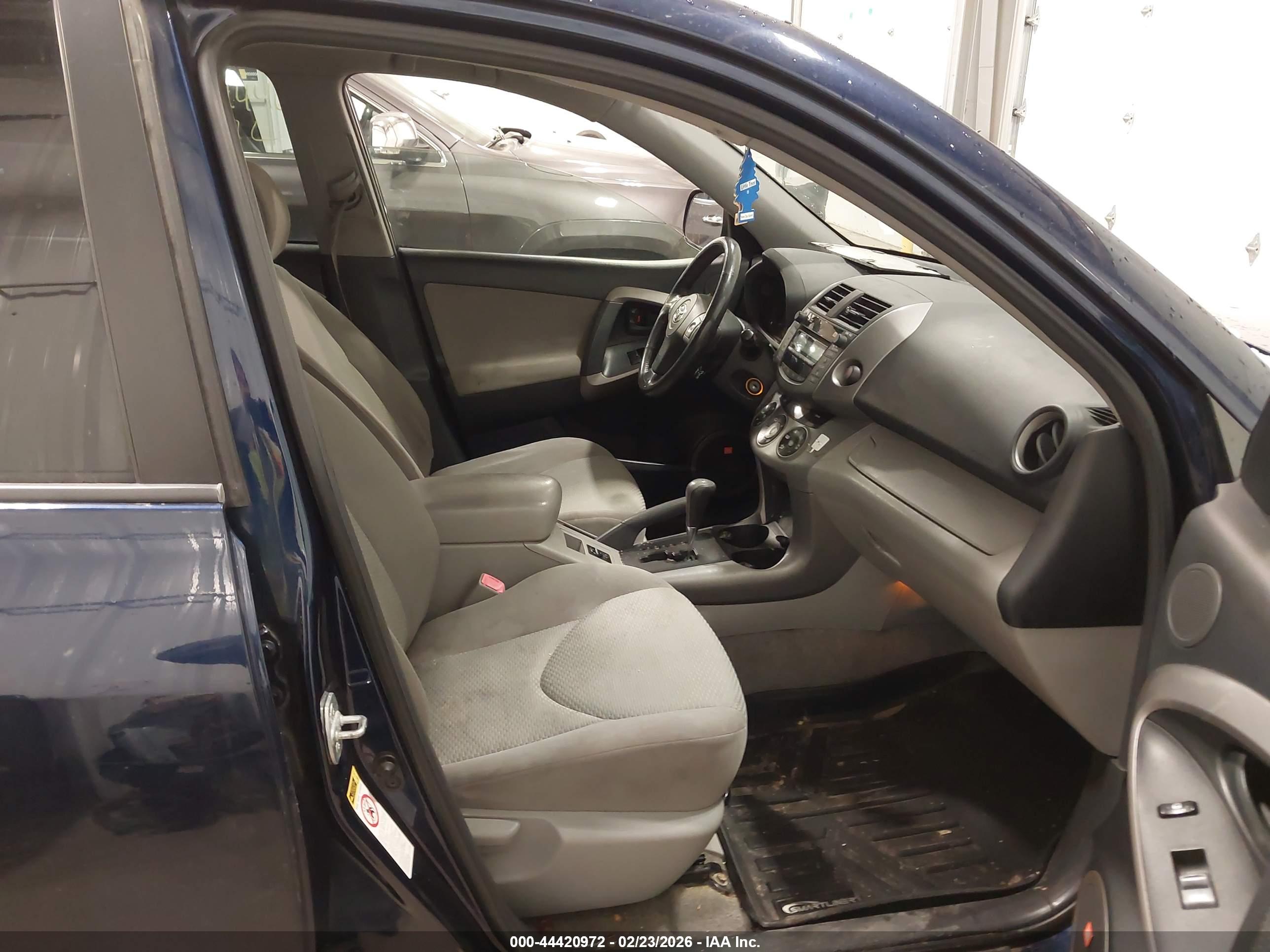 TOYOTA RAV4 image 5