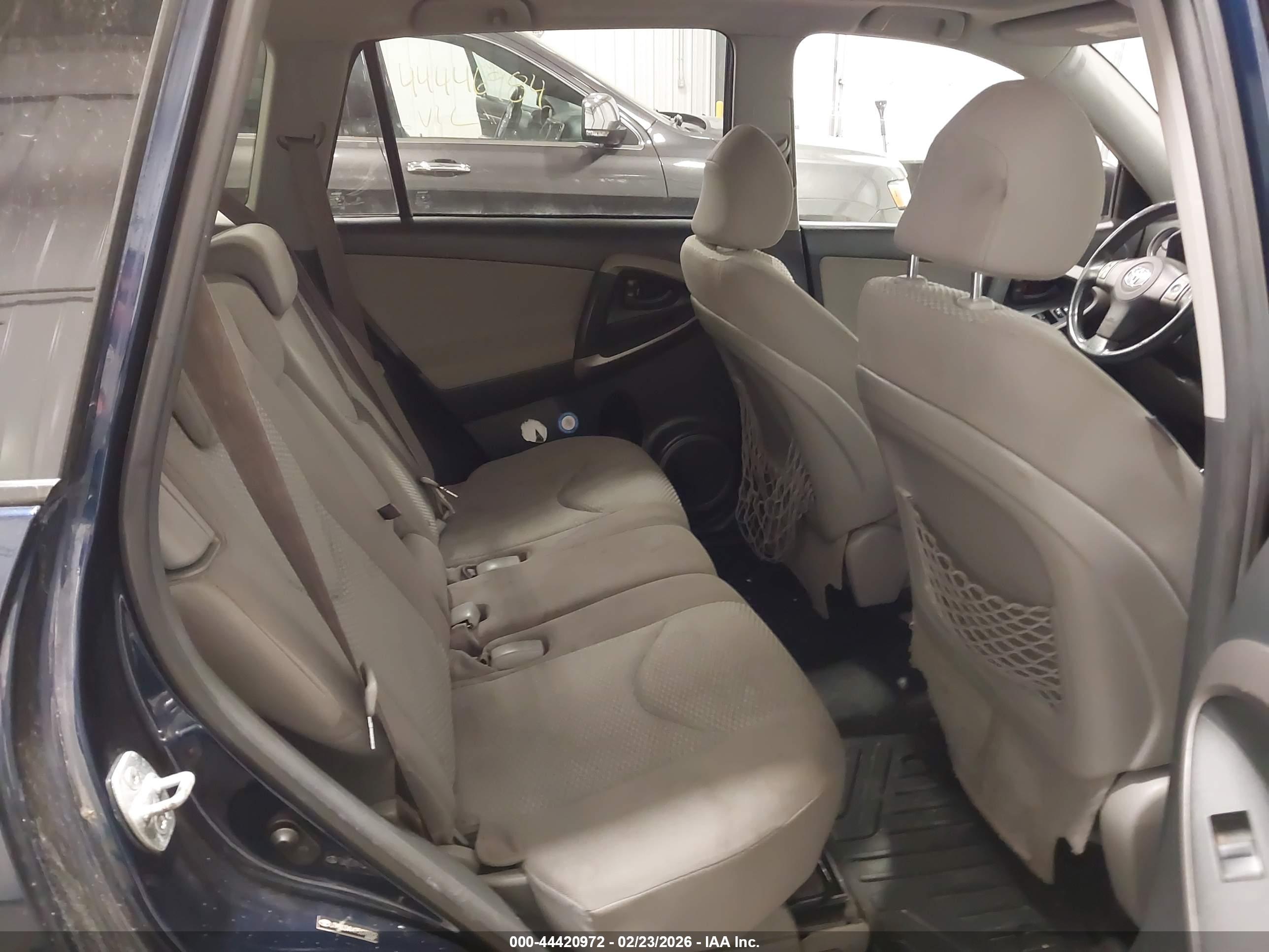 TOYOTA RAV4 image 8