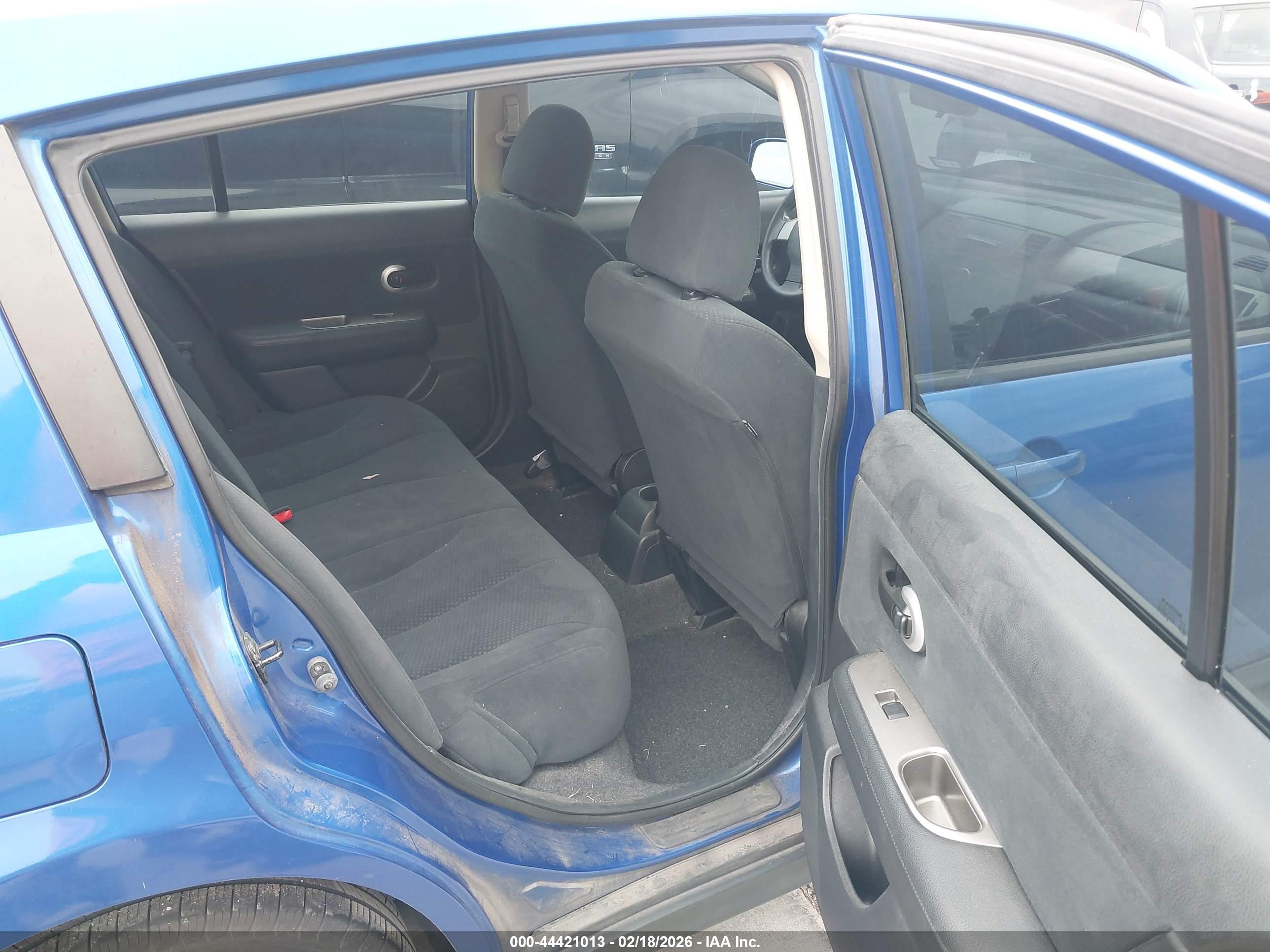 NISSAN VERSA image 8