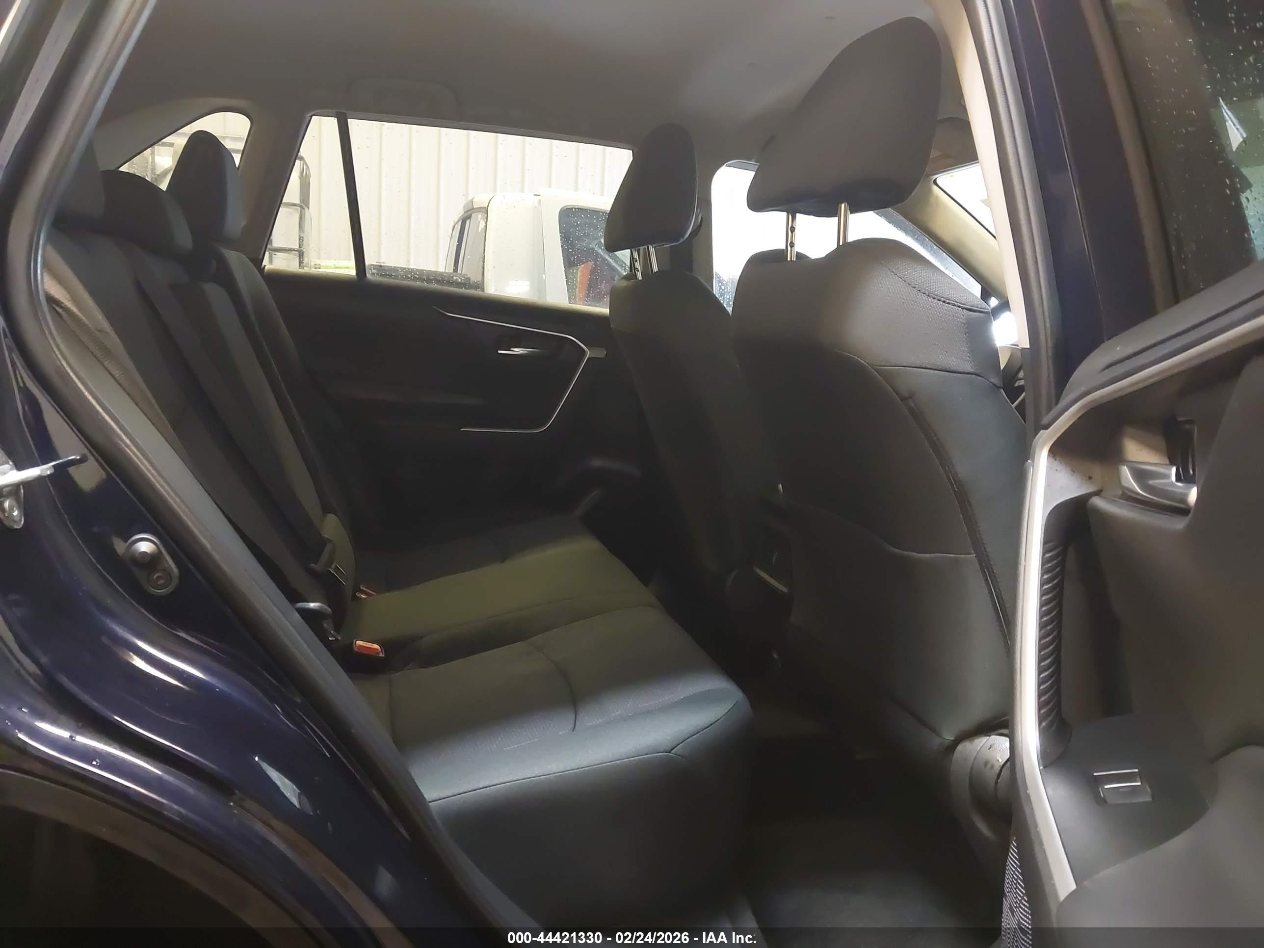 TOYOTA RAV4 image 8