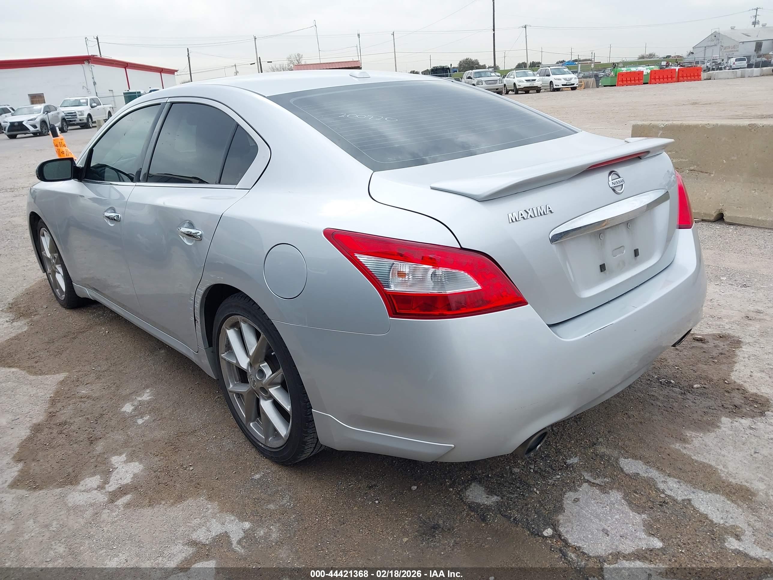 NISSAN MAXIMA image 3