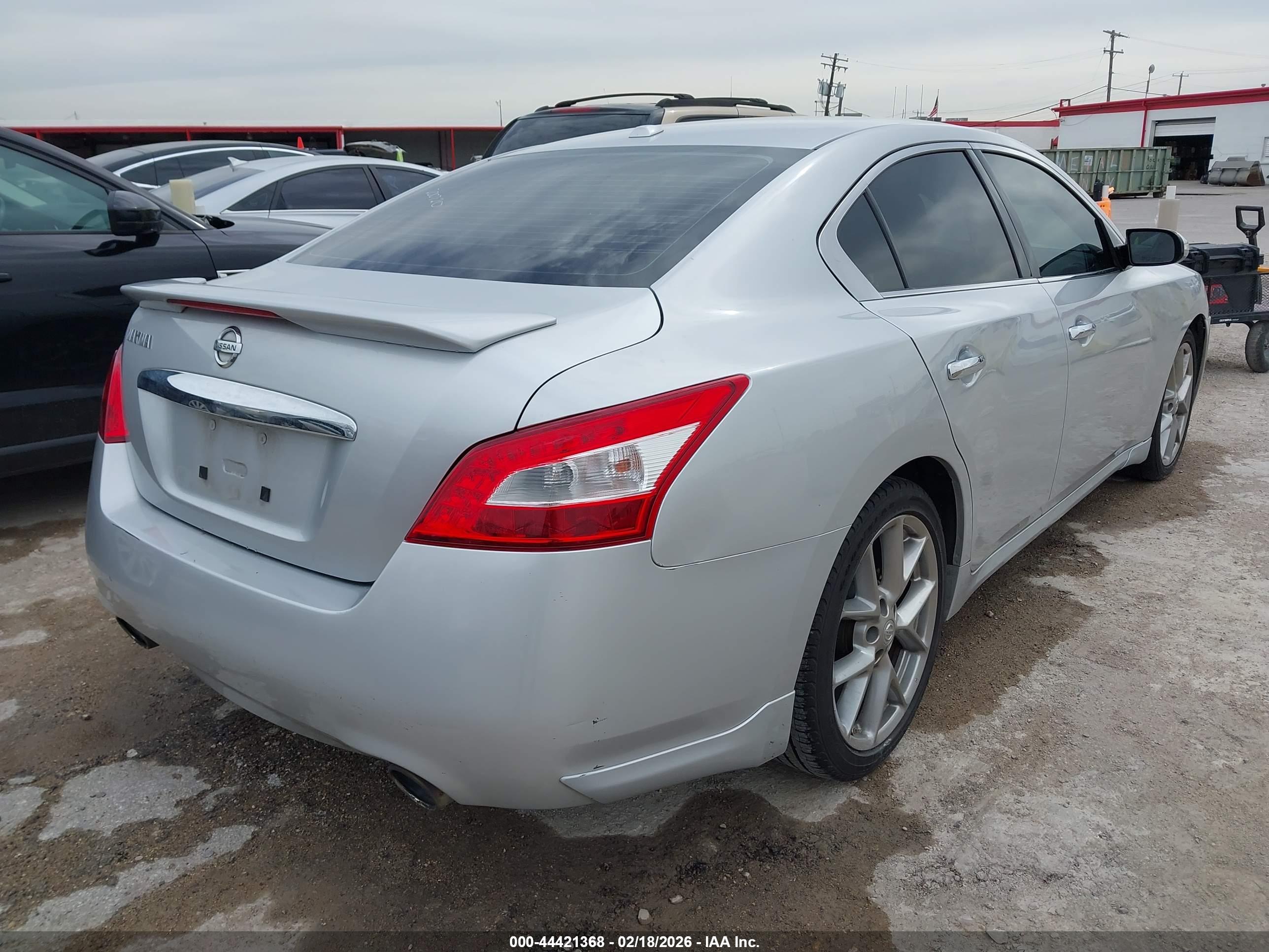 NISSAN MAXIMA image 4