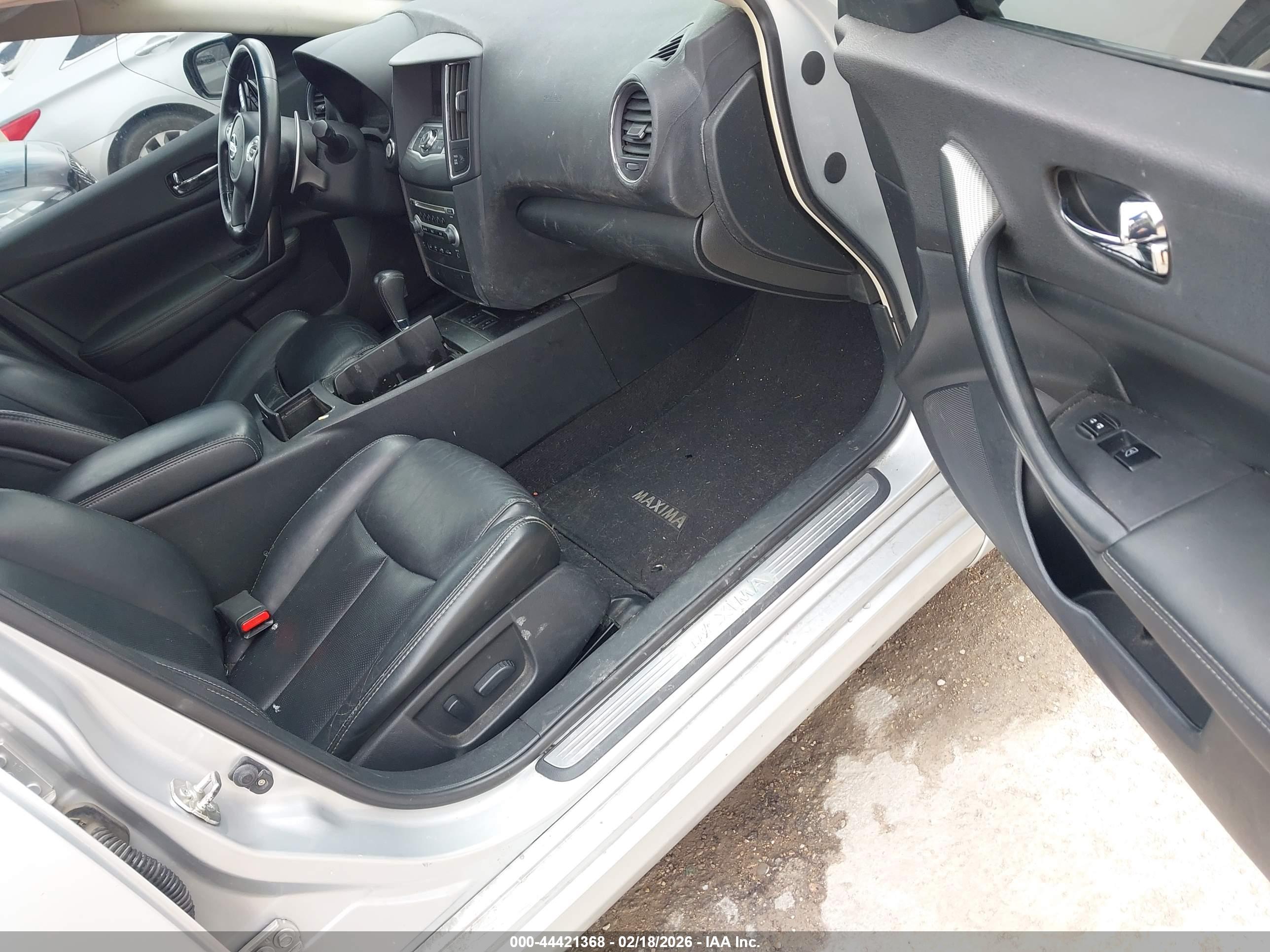 NISSAN MAXIMA image 5