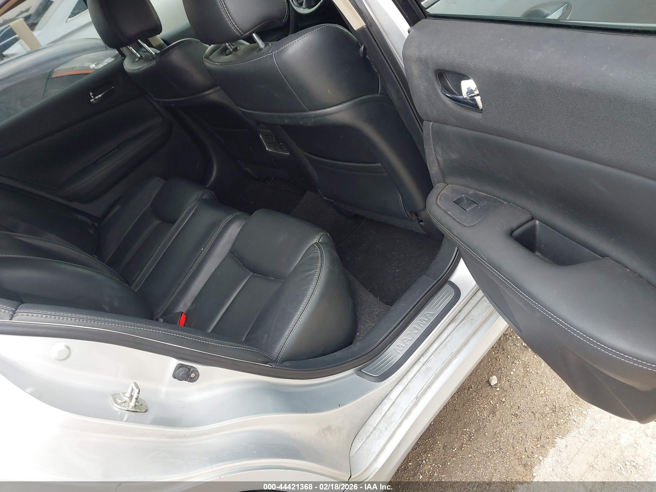 NISSAN MAXIMA image 8