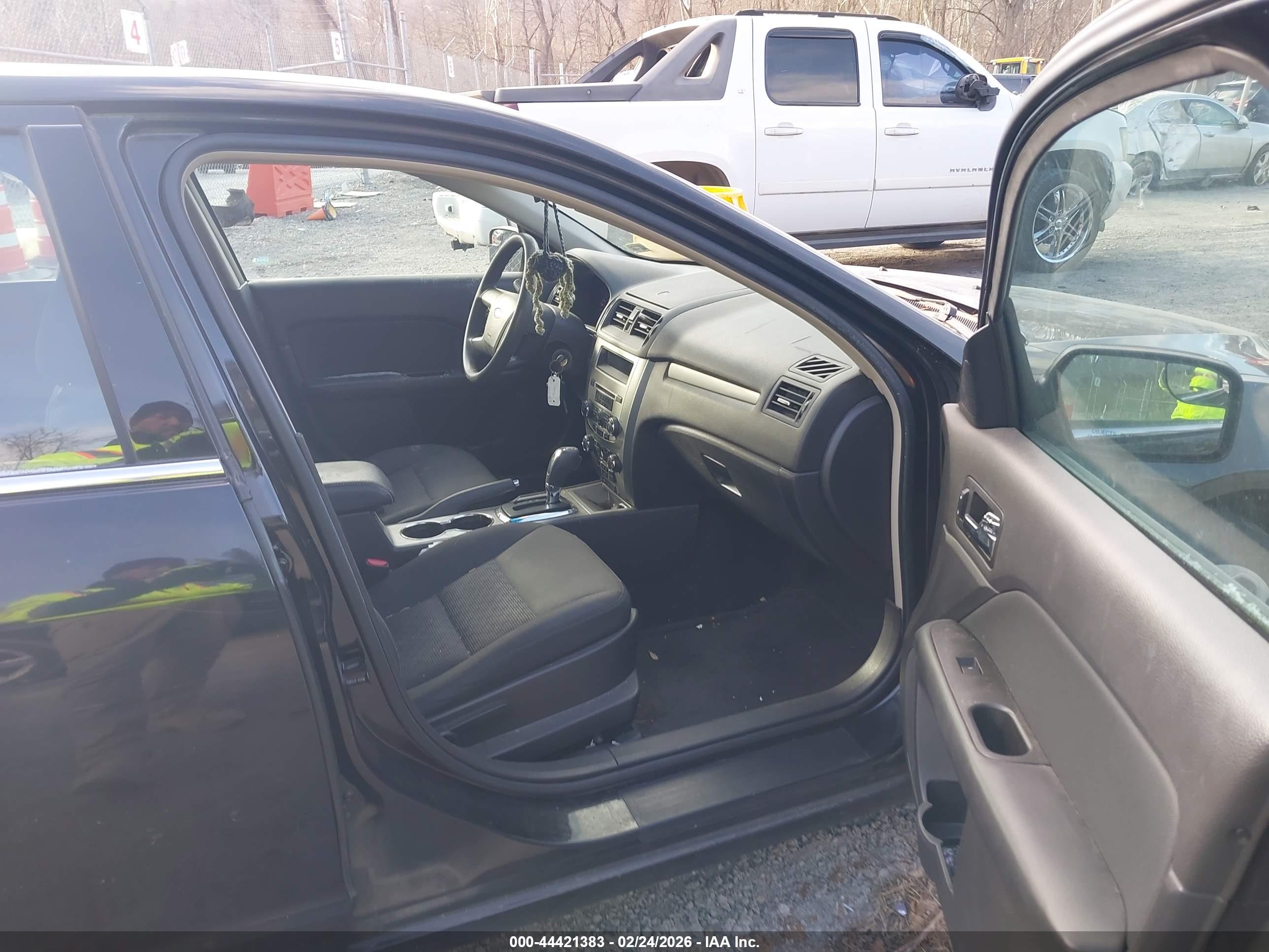 FORD FUSION image 5