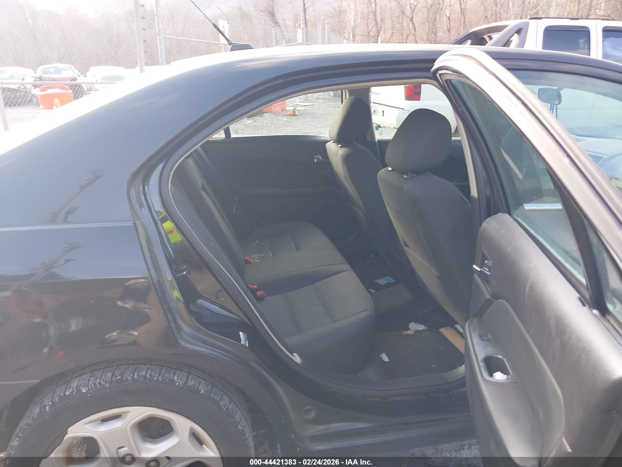 FORD FUSION image 8