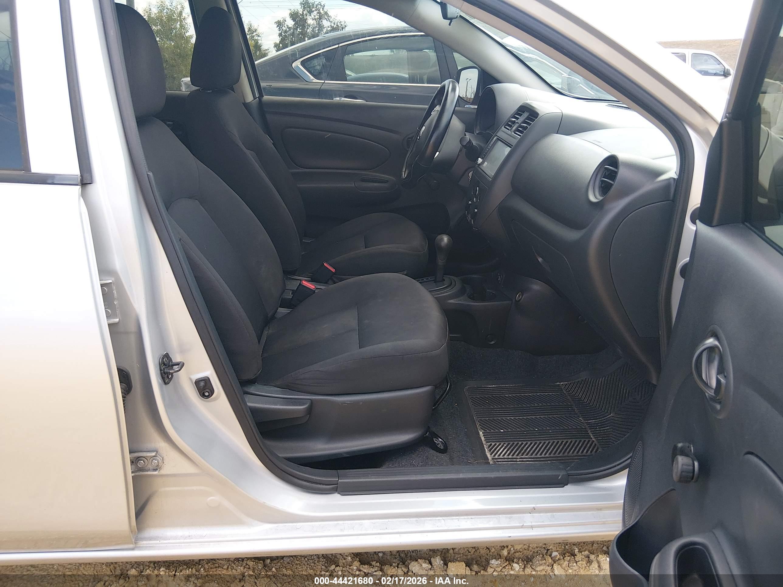 NISSAN VERSA image 5