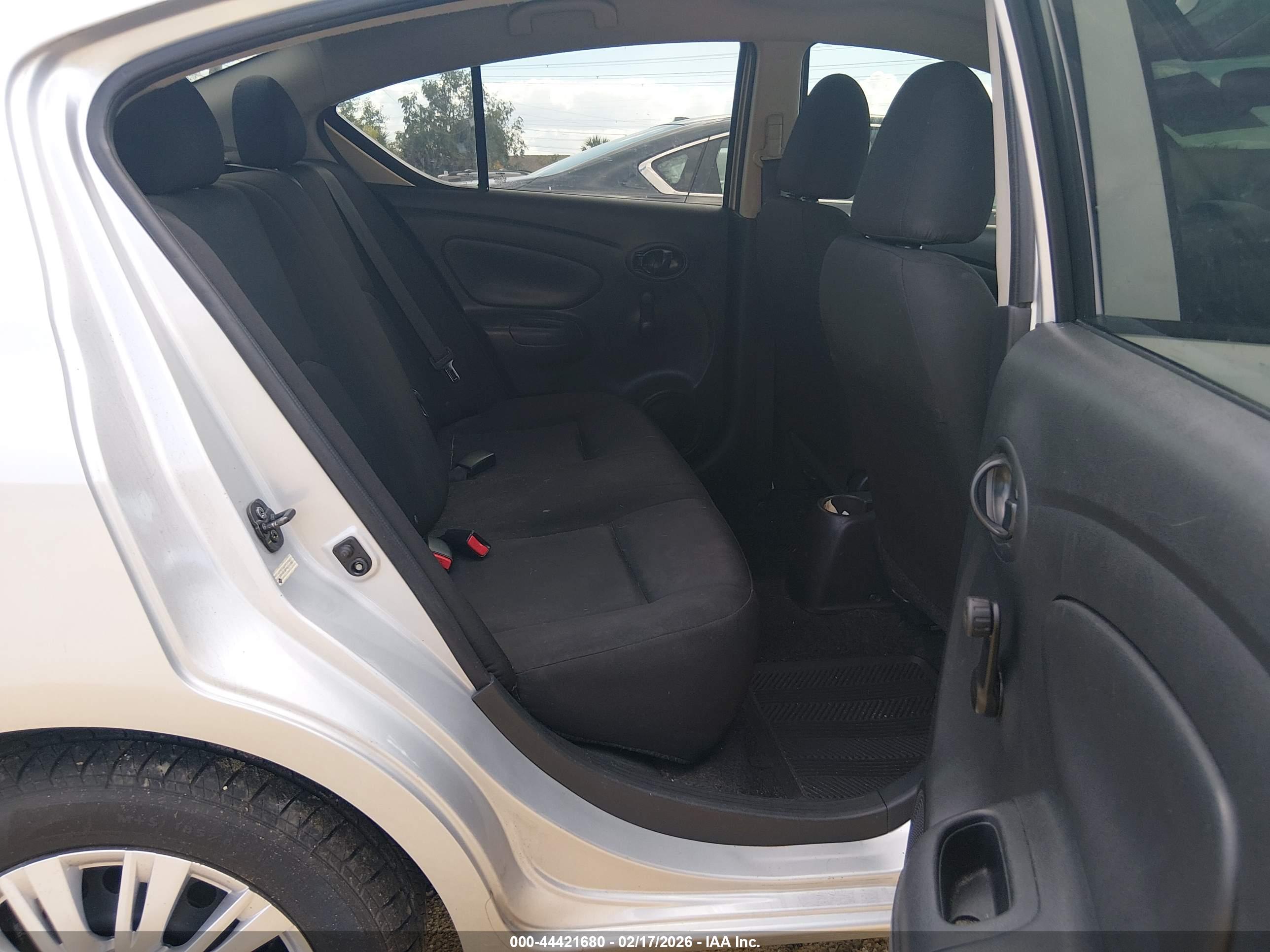 NISSAN VERSA image 8