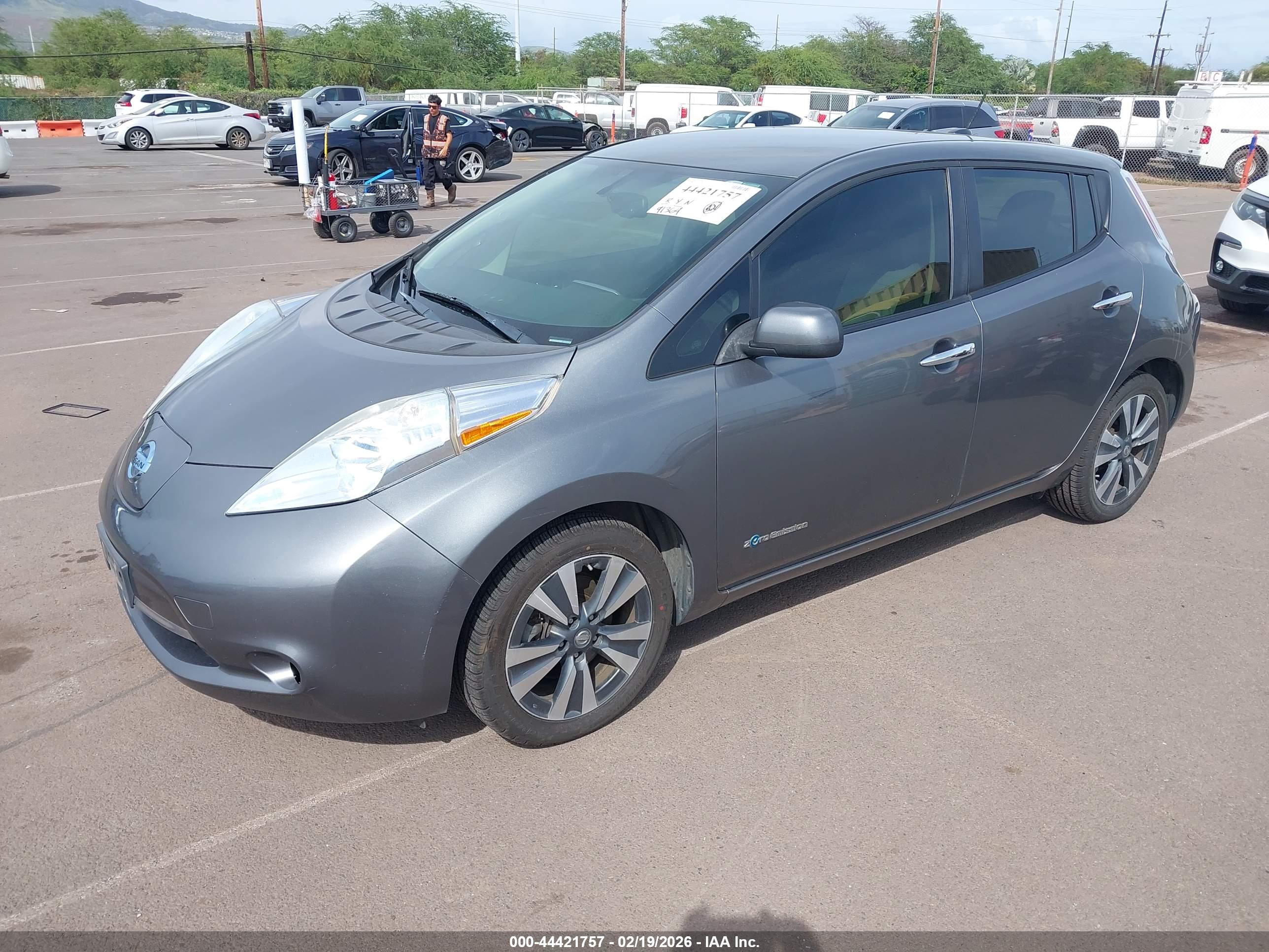 NISSAN LEAF image 2