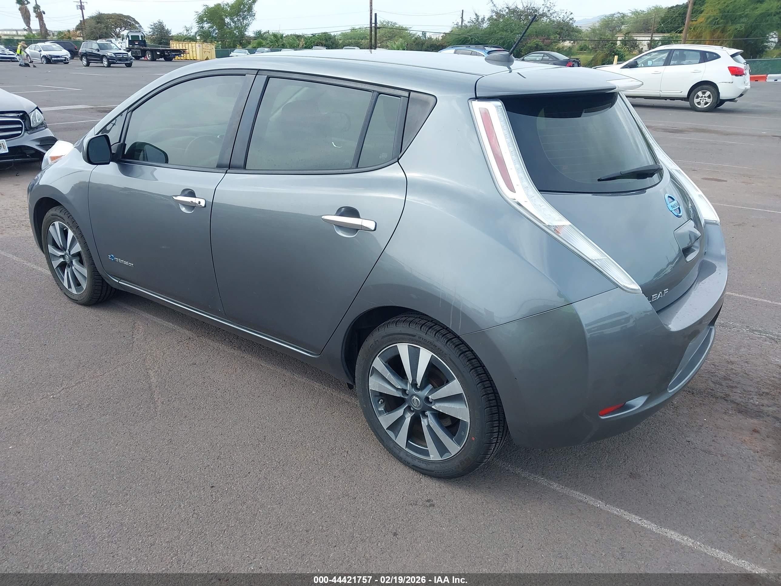 NISSAN LEAF image 3