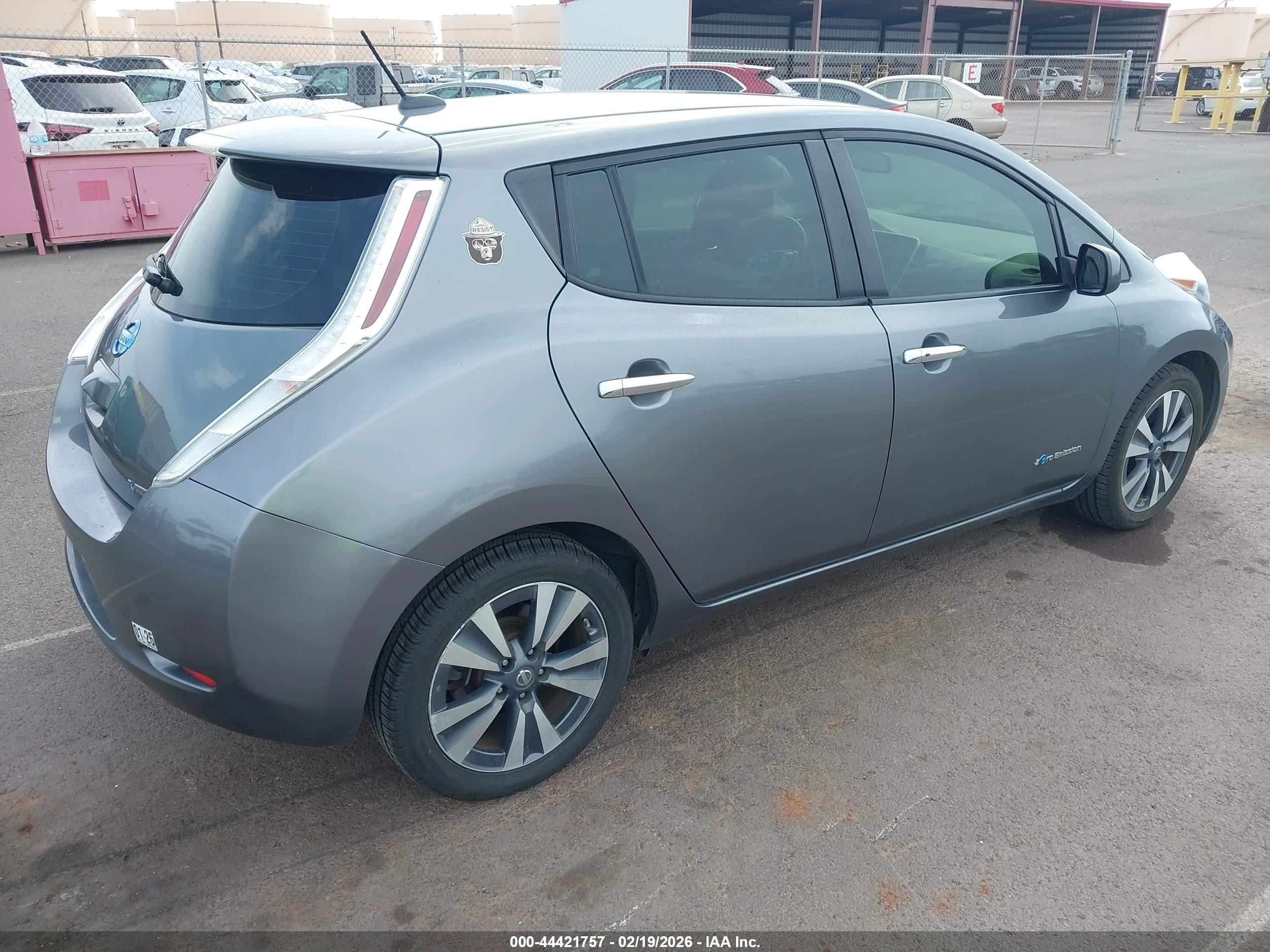 NISSAN LEAF image 4