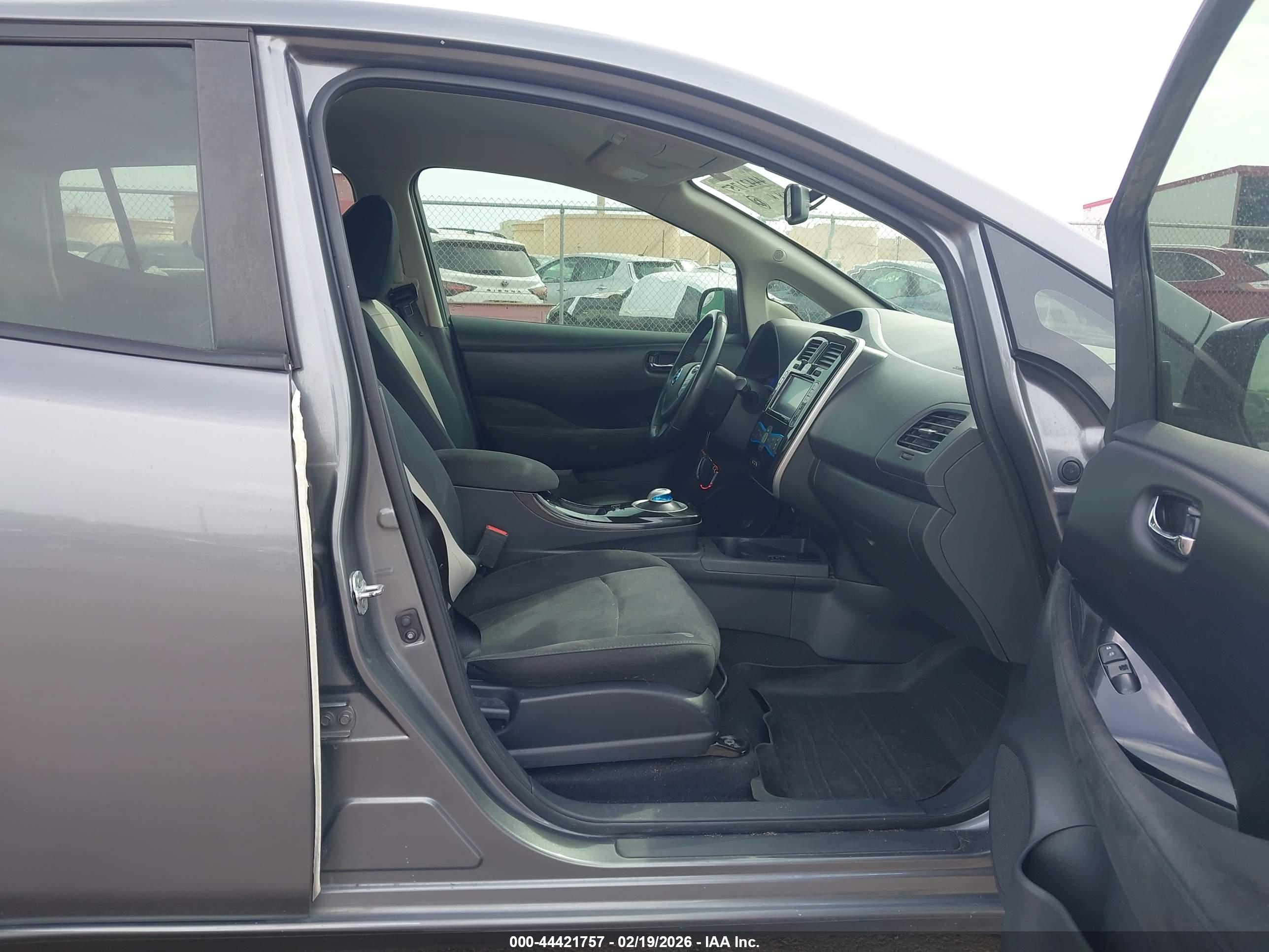 NISSAN LEAF image 5