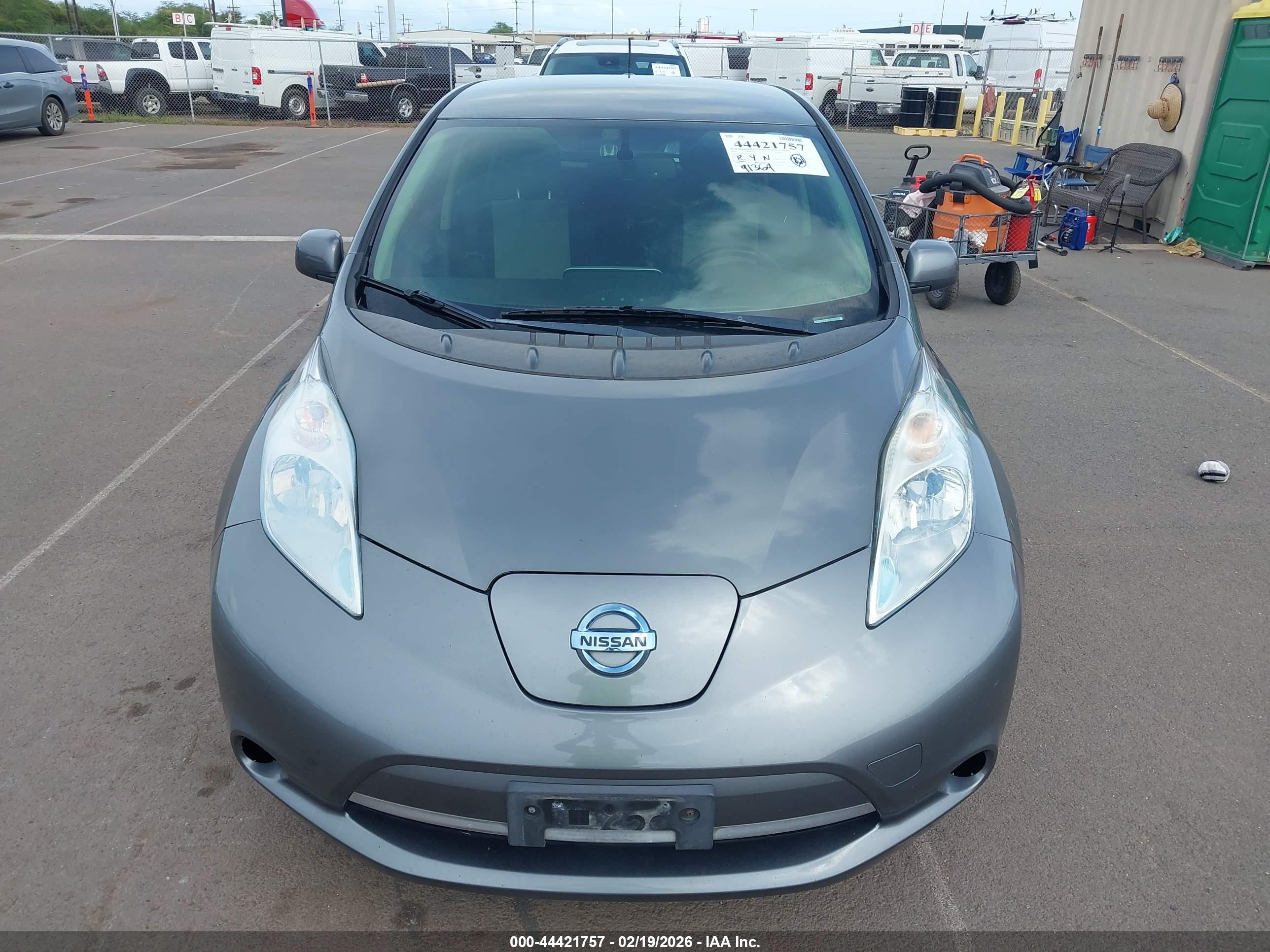 NISSAN LEAF image 6