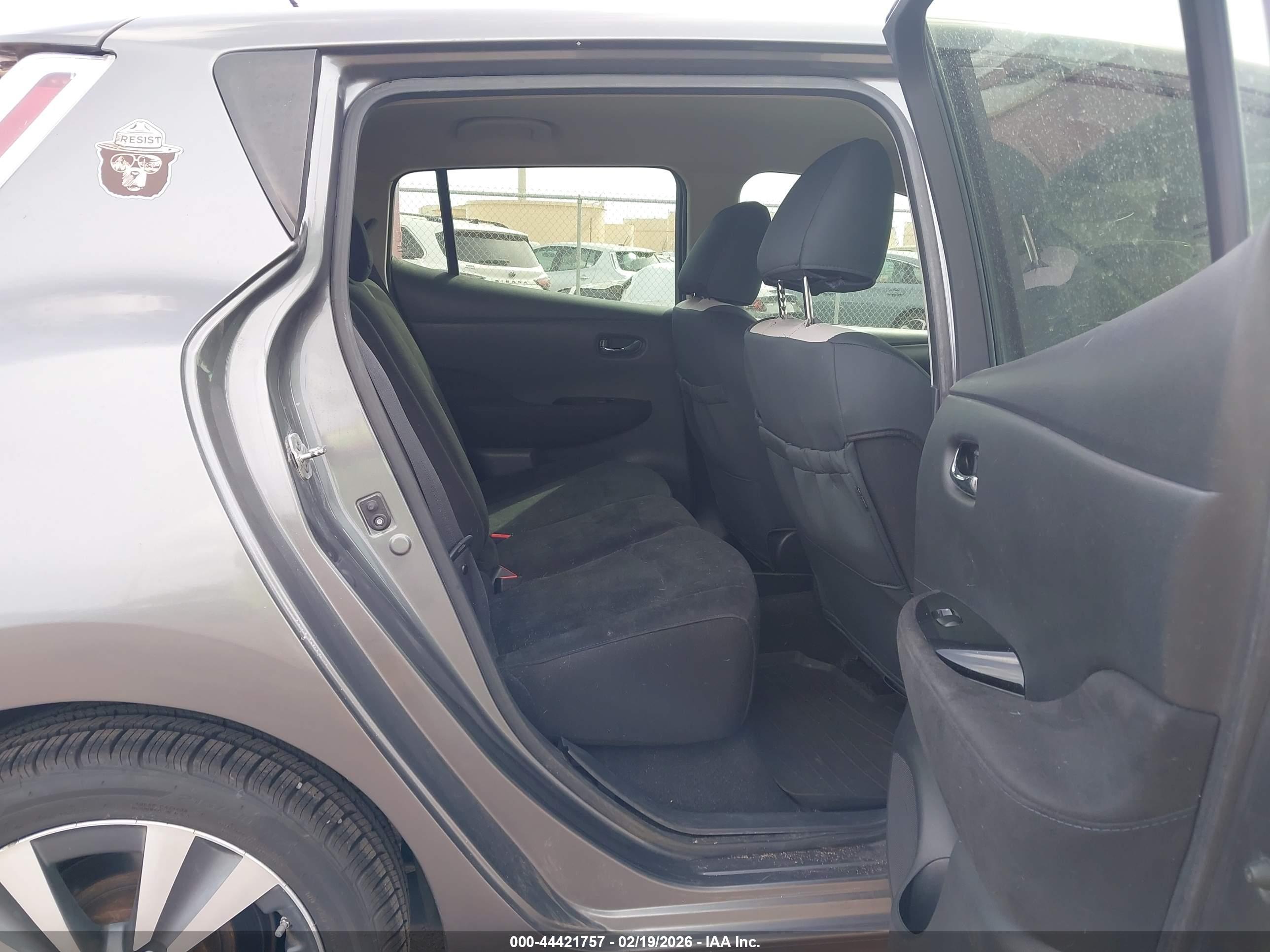 NISSAN LEAF image 8