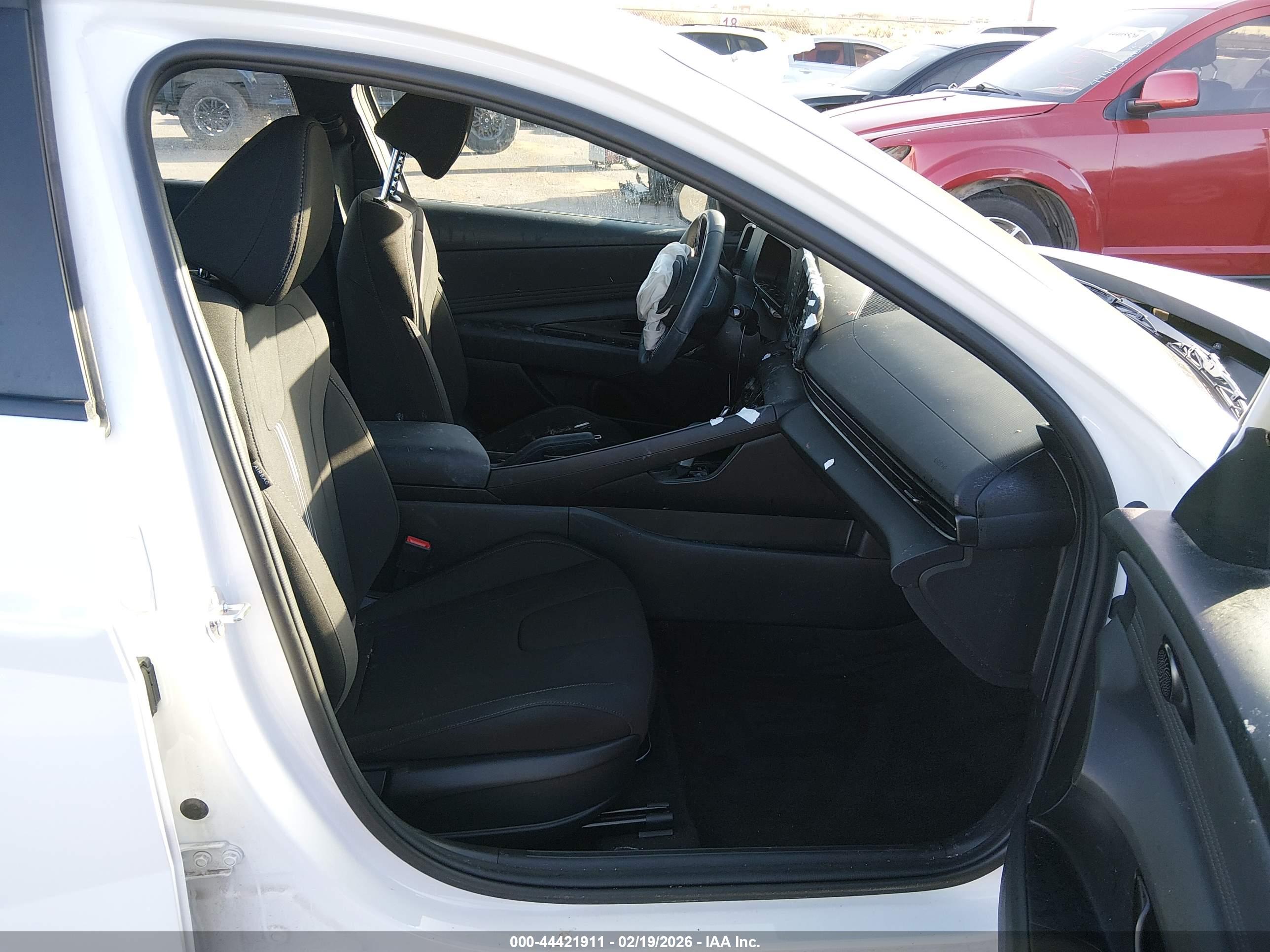 HYUNDAI ELANTRA image 5