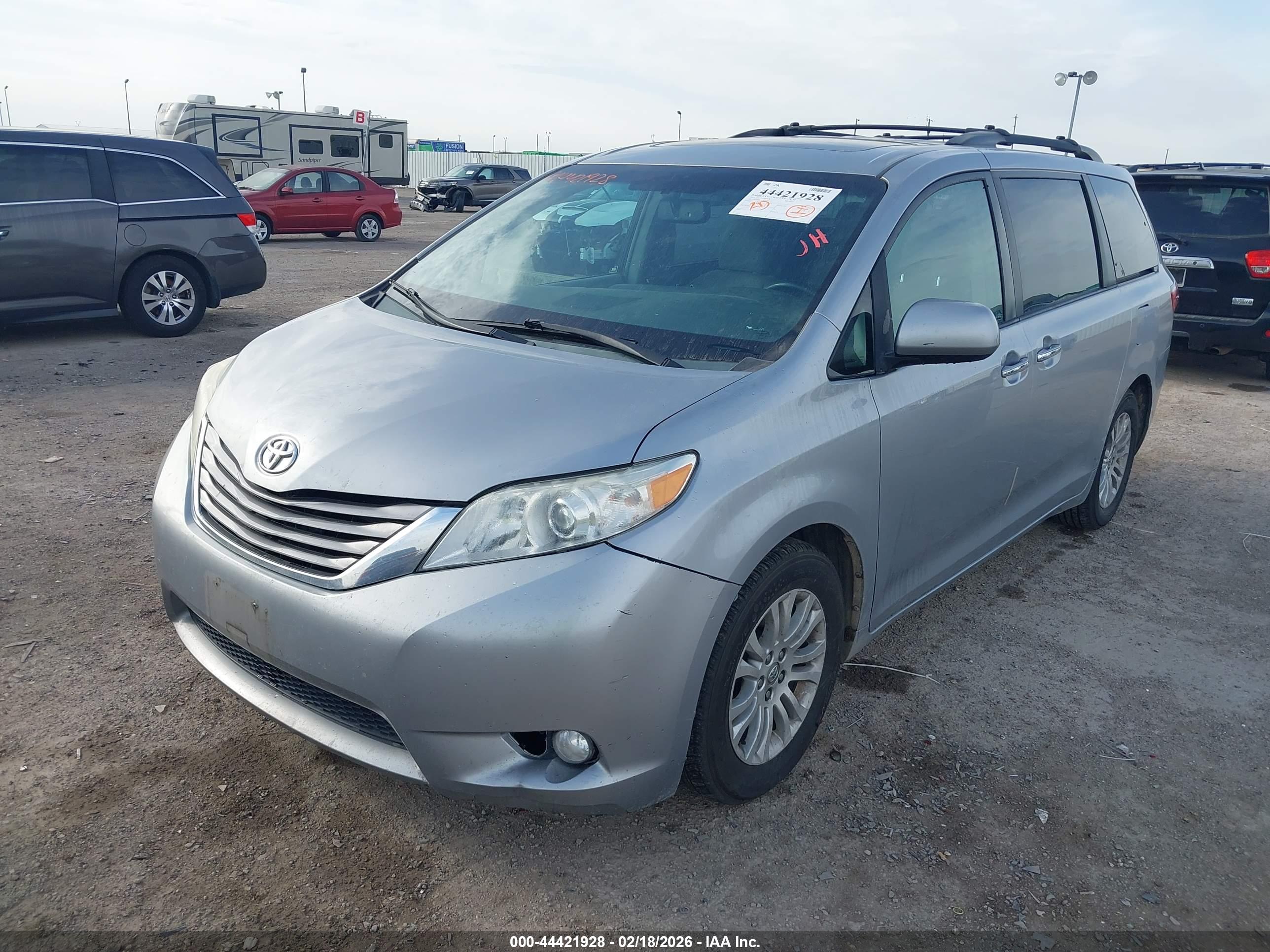 TOYOTA SIENNA image 2