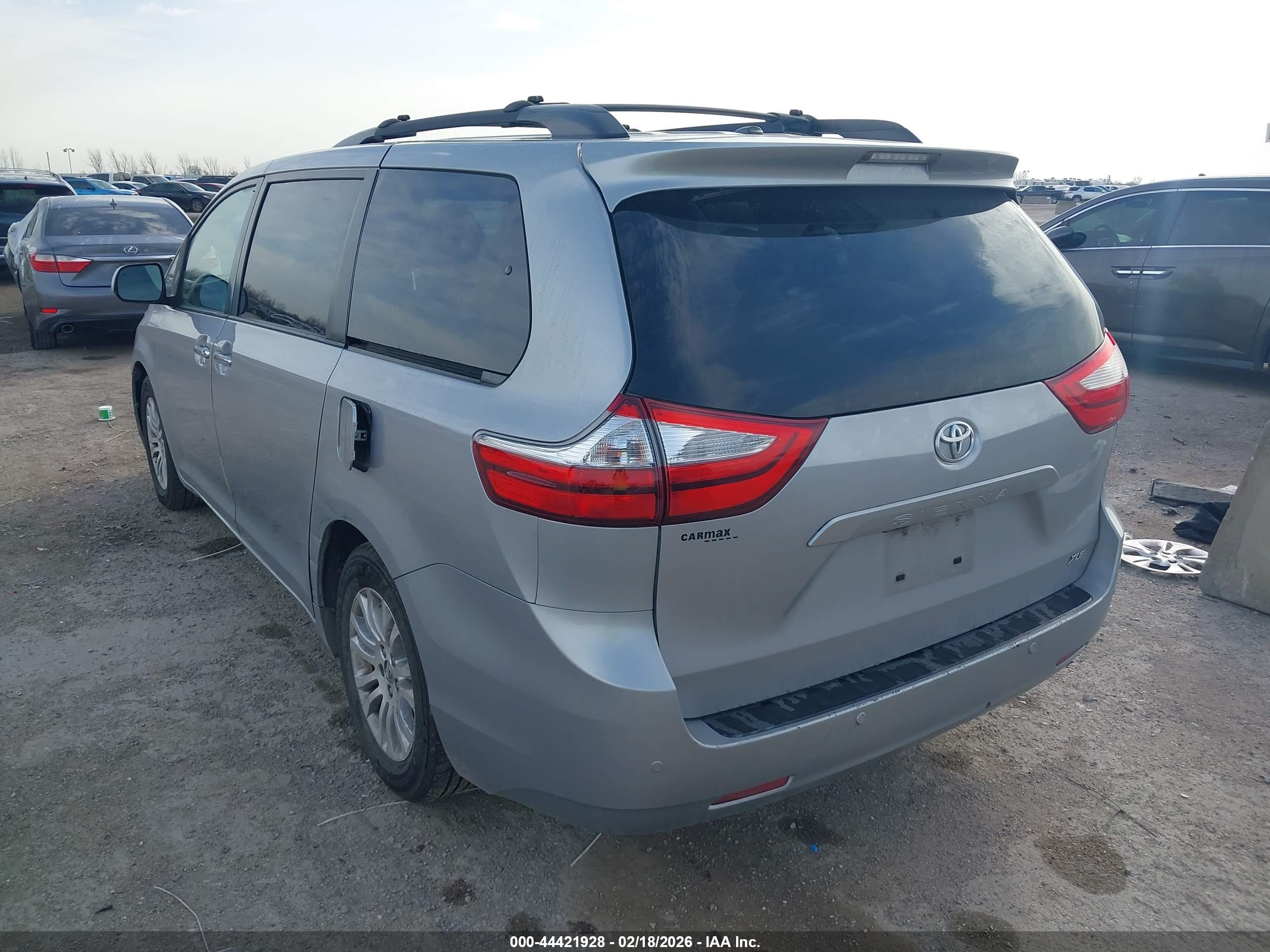 TOYOTA SIENNA image 3