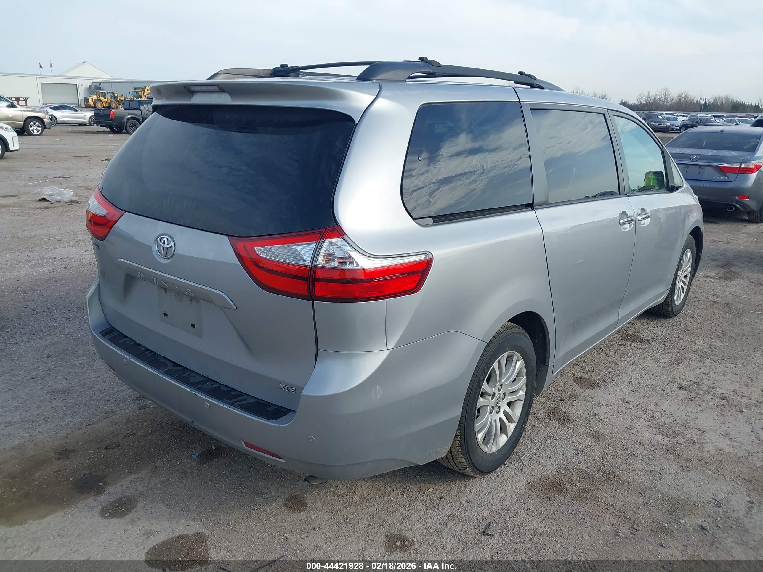TOYOTA SIENNA image 4