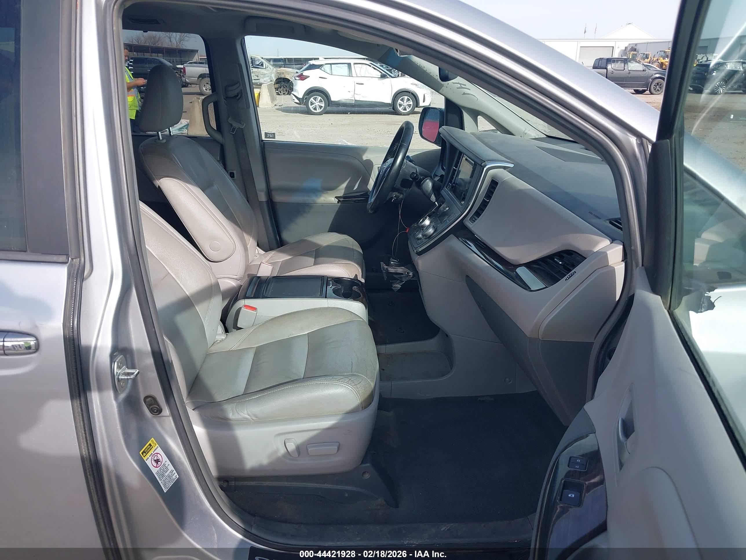 TOYOTA SIENNA image 5