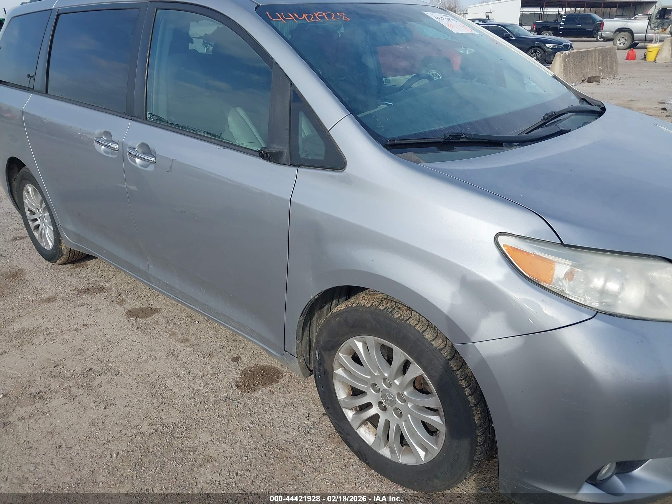 TOYOTA SIENNA image 6