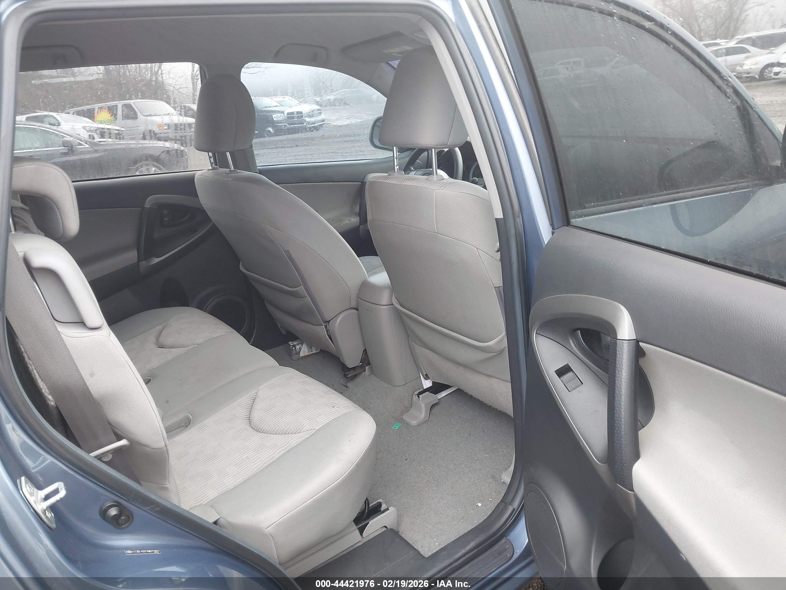 TOYOTA RAV4 image 8