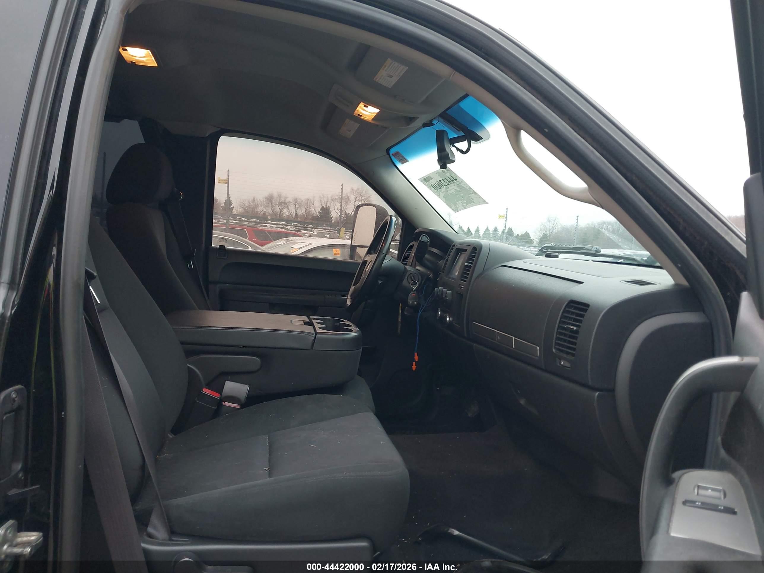 CHEVROLET SILVERADO image 5