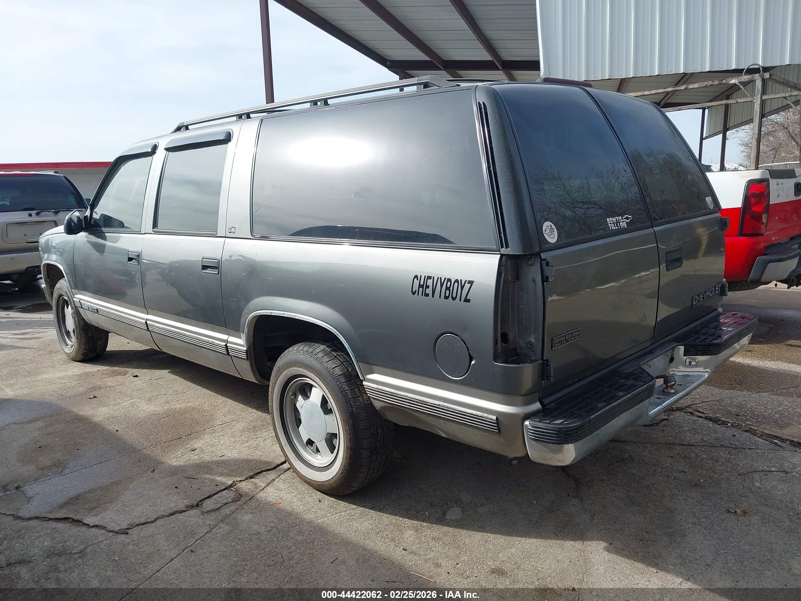 CHEVROLET SUBURBAN image 3