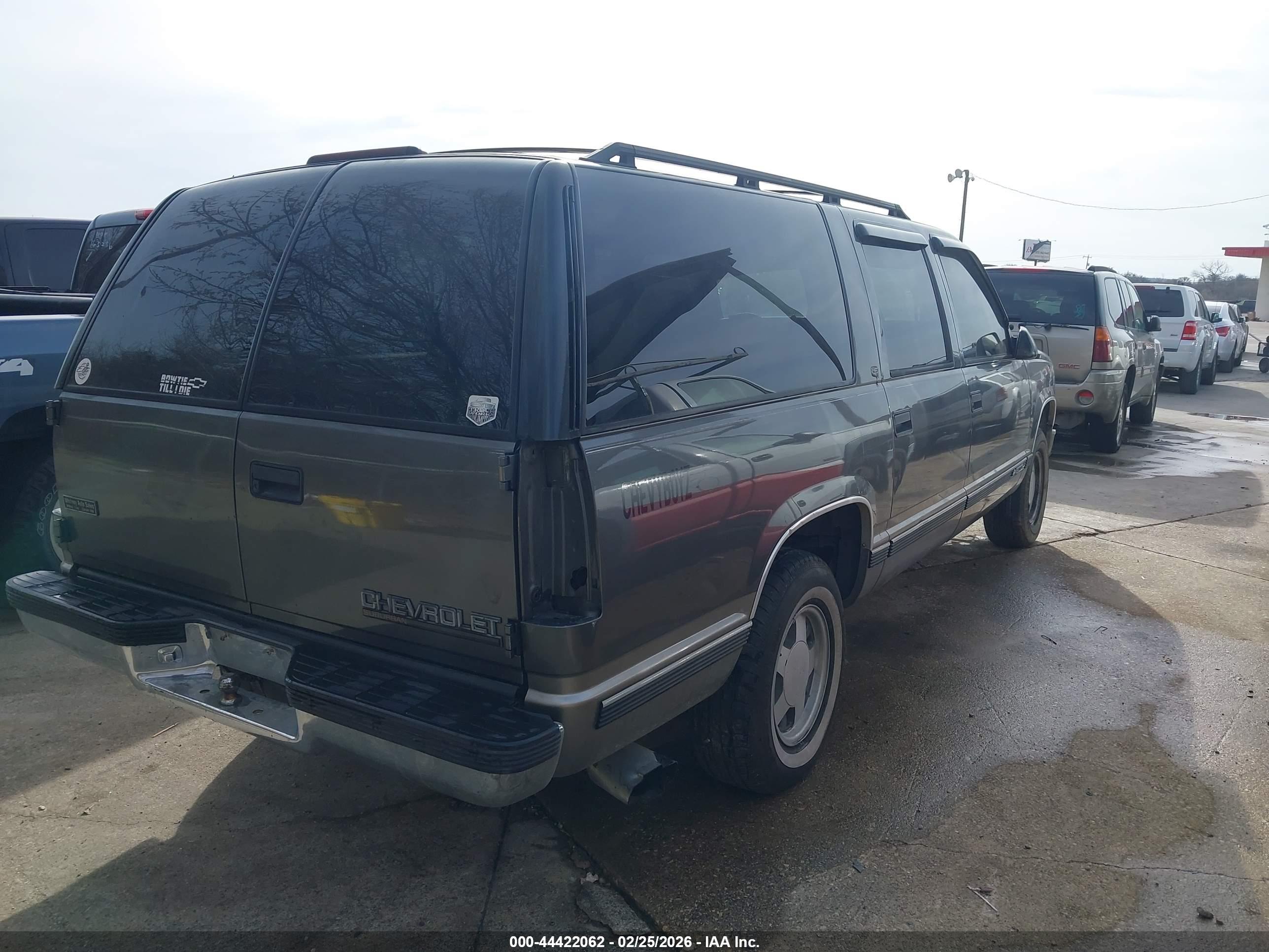CHEVROLET SUBURBAN image 4