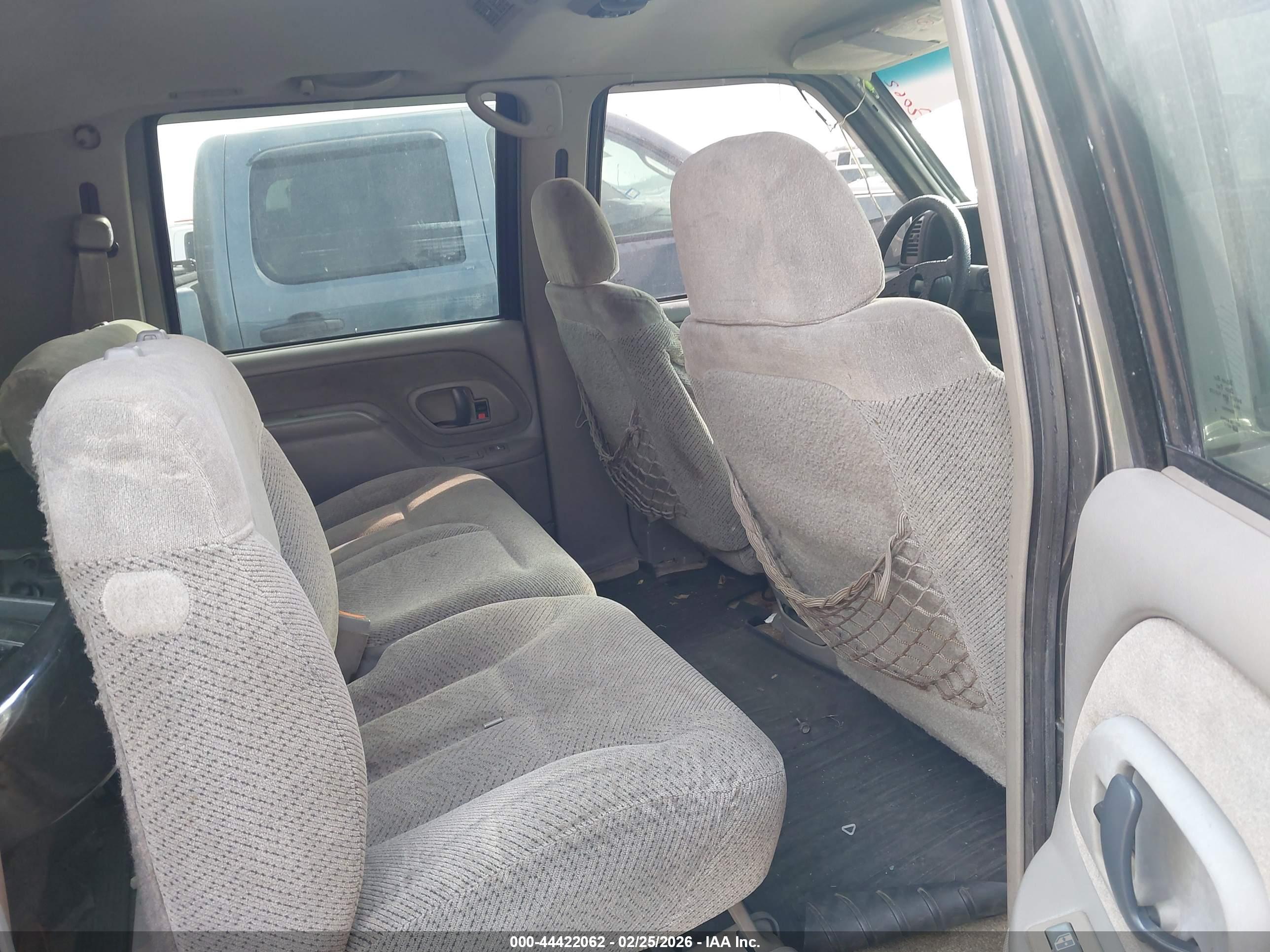 CHEVROLET SUBURBAN image 8