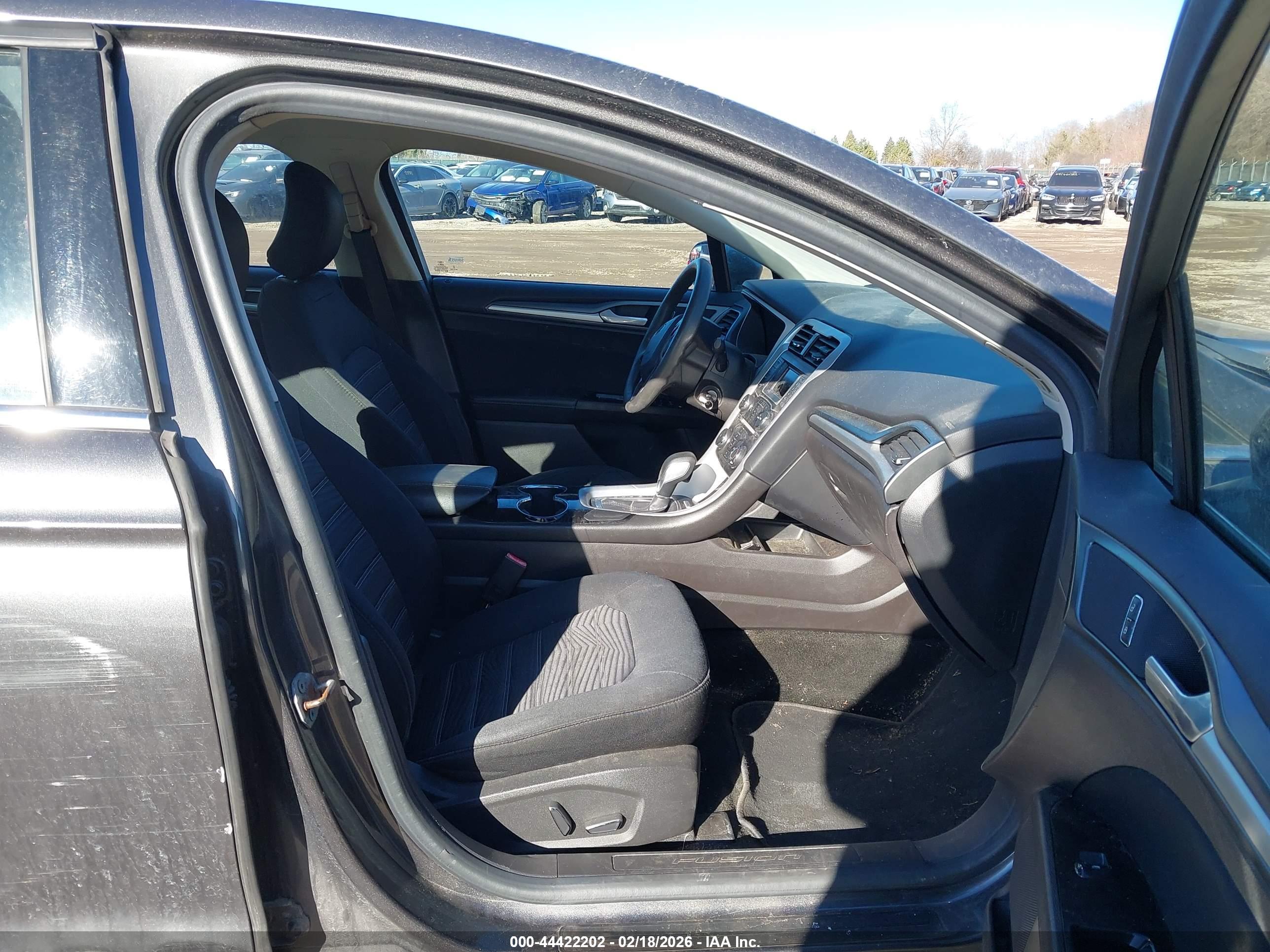 FORD FUSION image 5