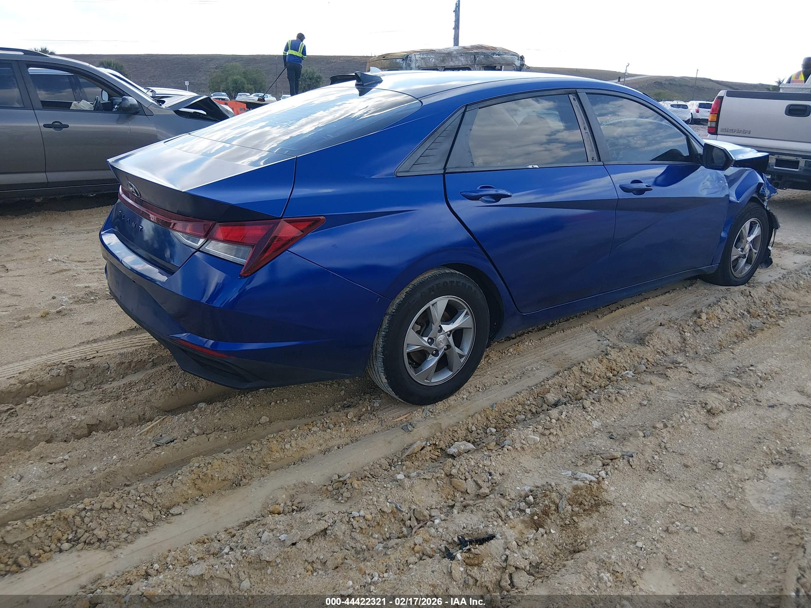 HYUNDAI ELANTRA image 4