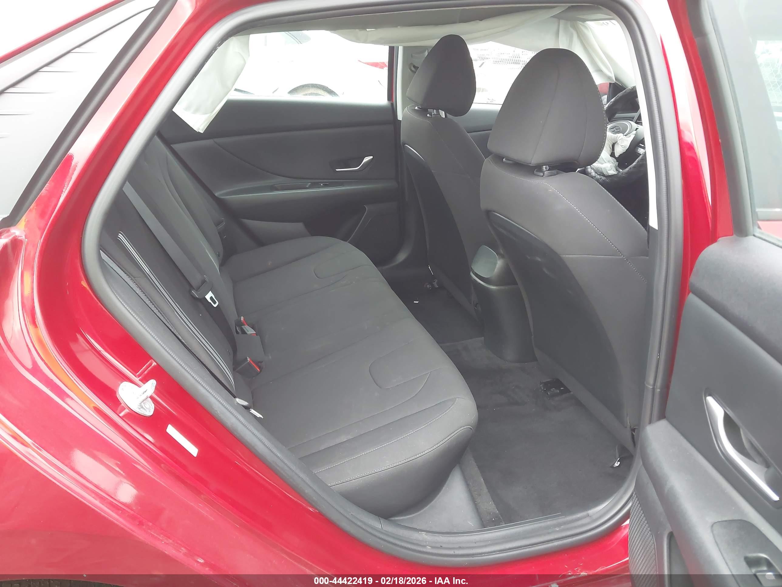 HYUNDAI ELANTRA image 8