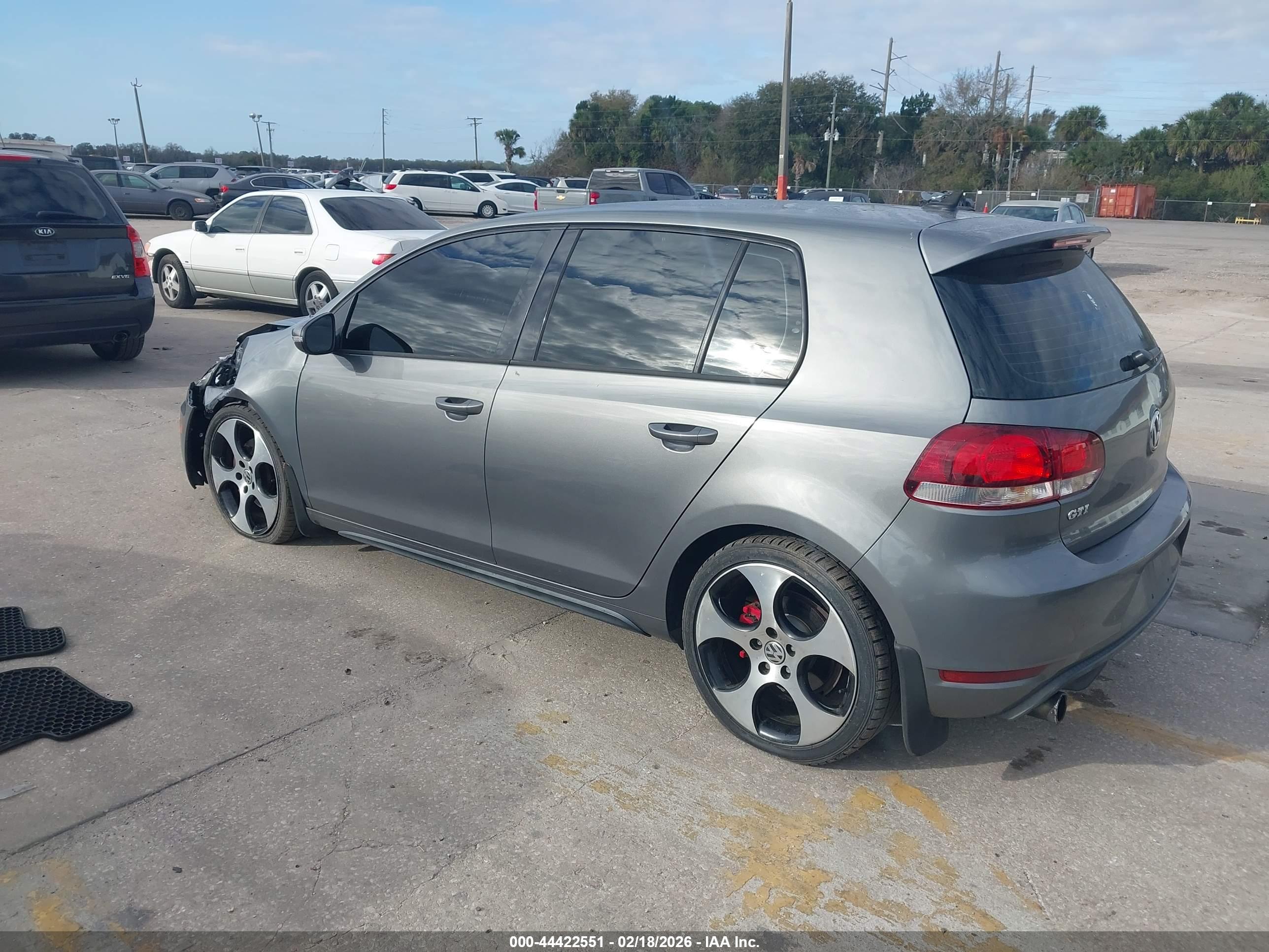 VOLKSWAGEN GTI image 3