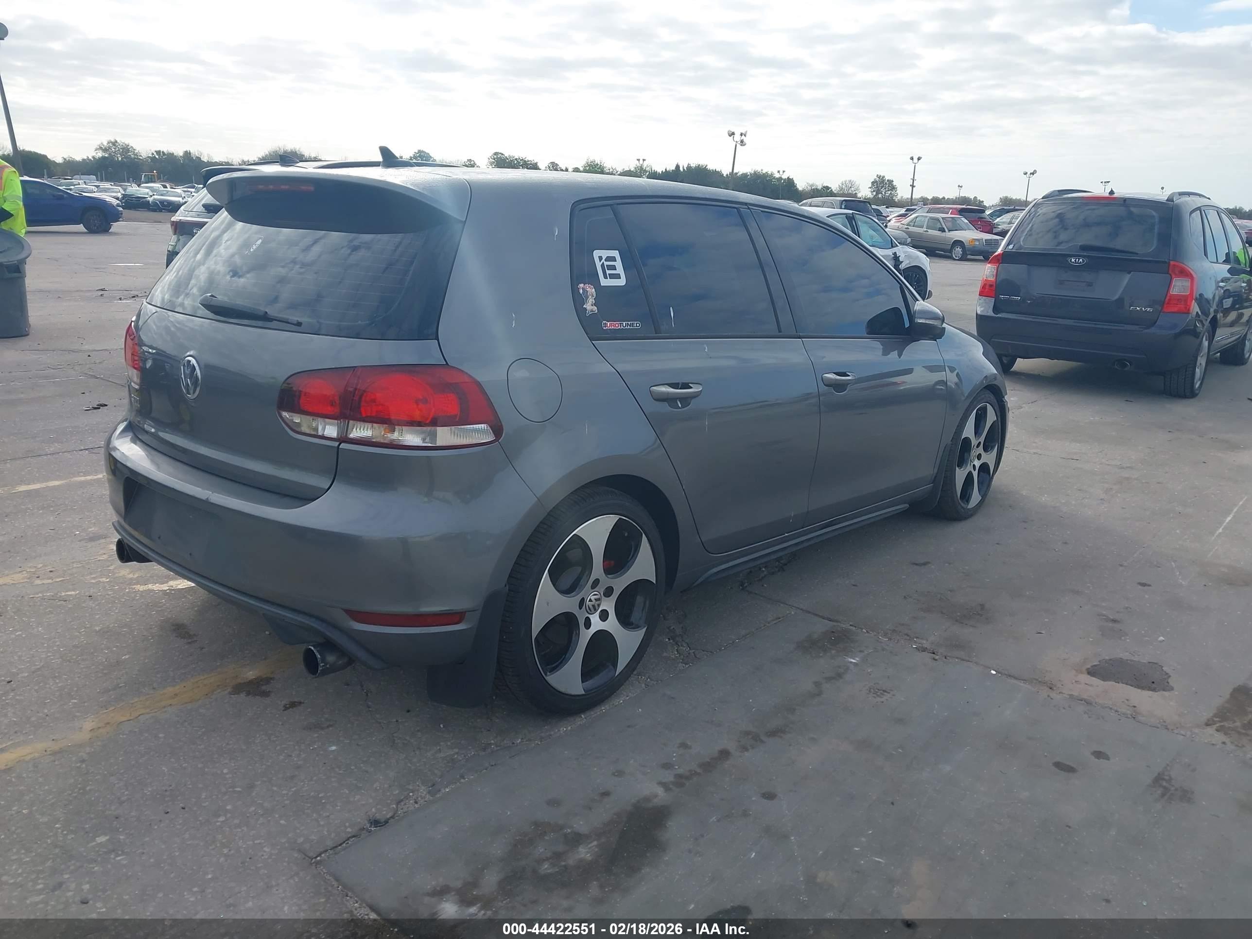 VOLKSWAGEN GTI image 4