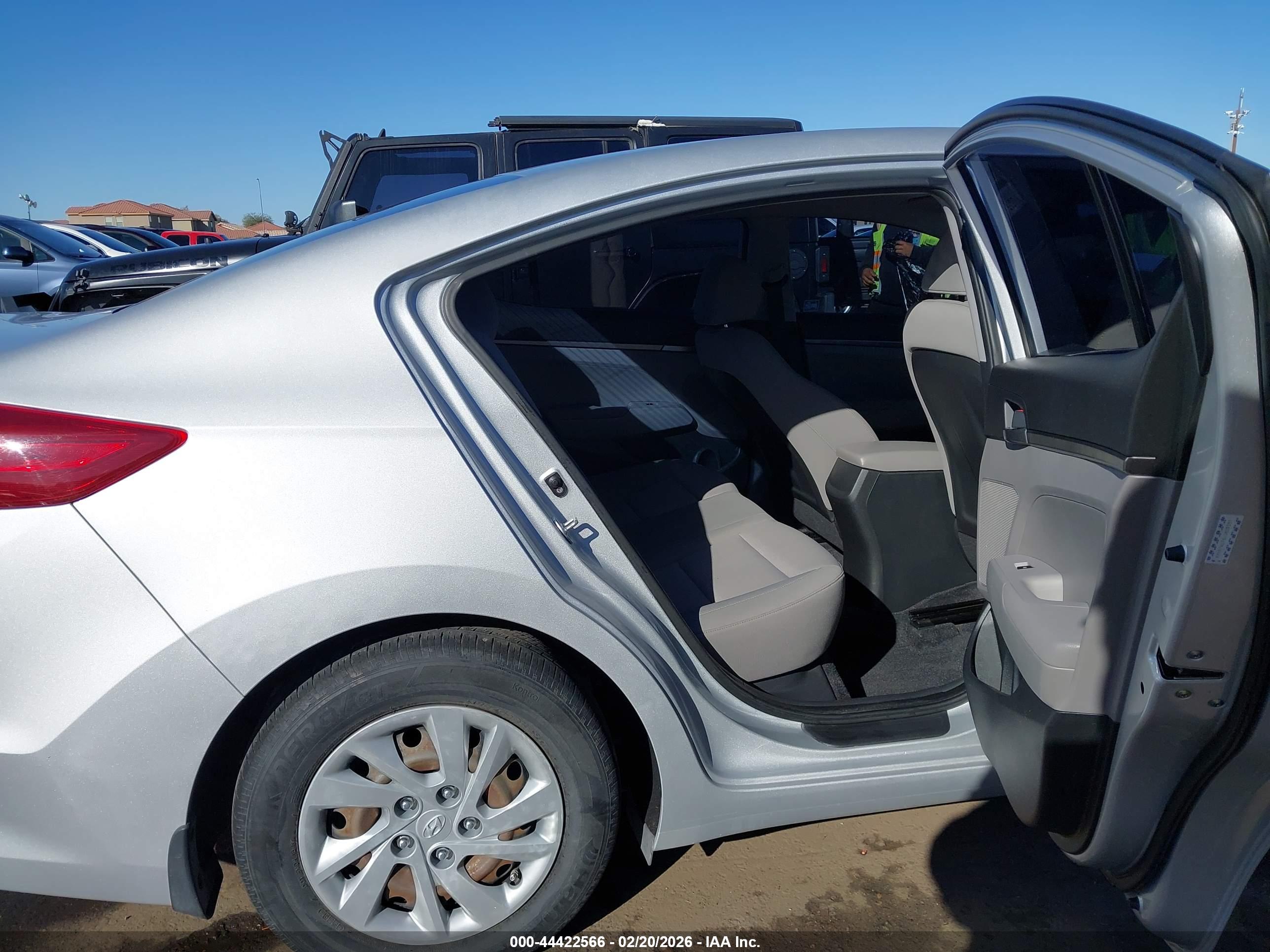 HYUNDAI ELANTRA image 8