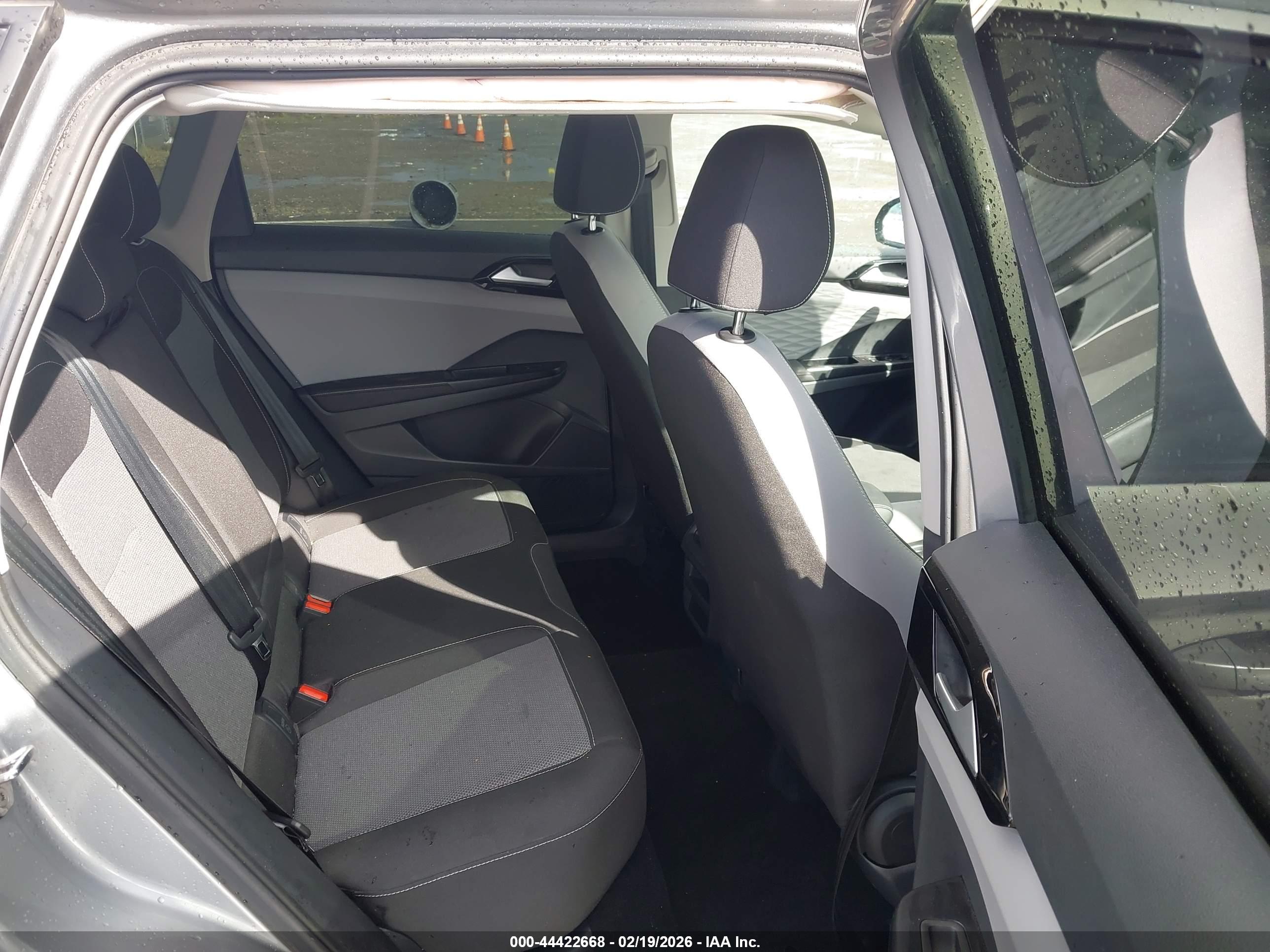 VOLKSWAGEN TAOS image 8