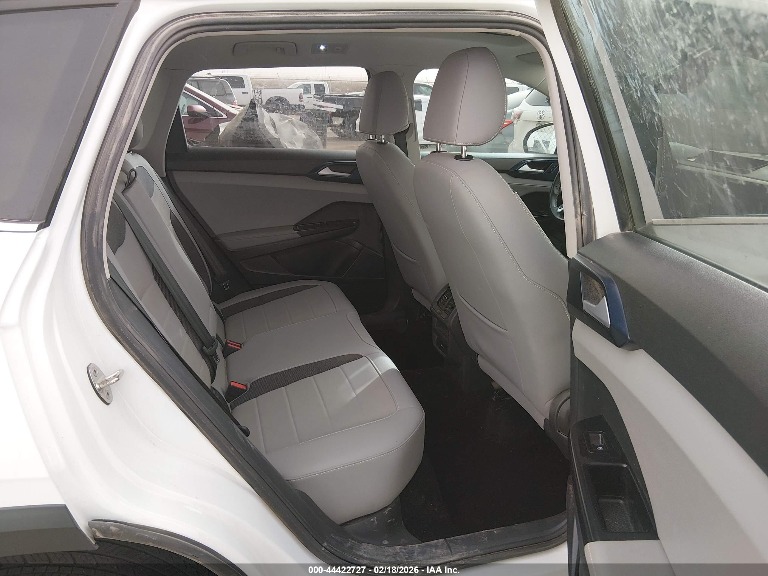 VOLKSWAGEN TAOS image 8
