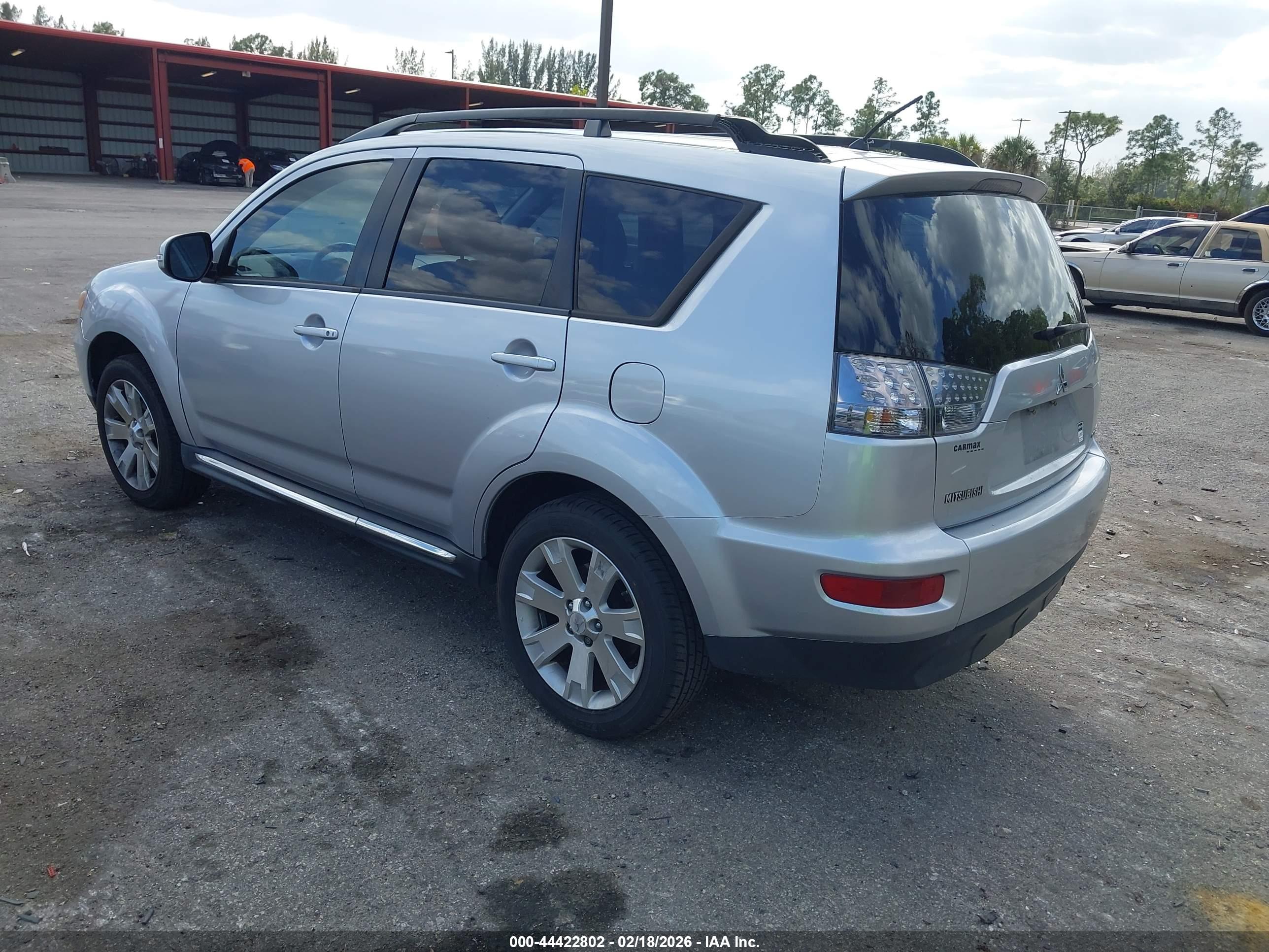 MITSUBISHI OUTLANDER image 3