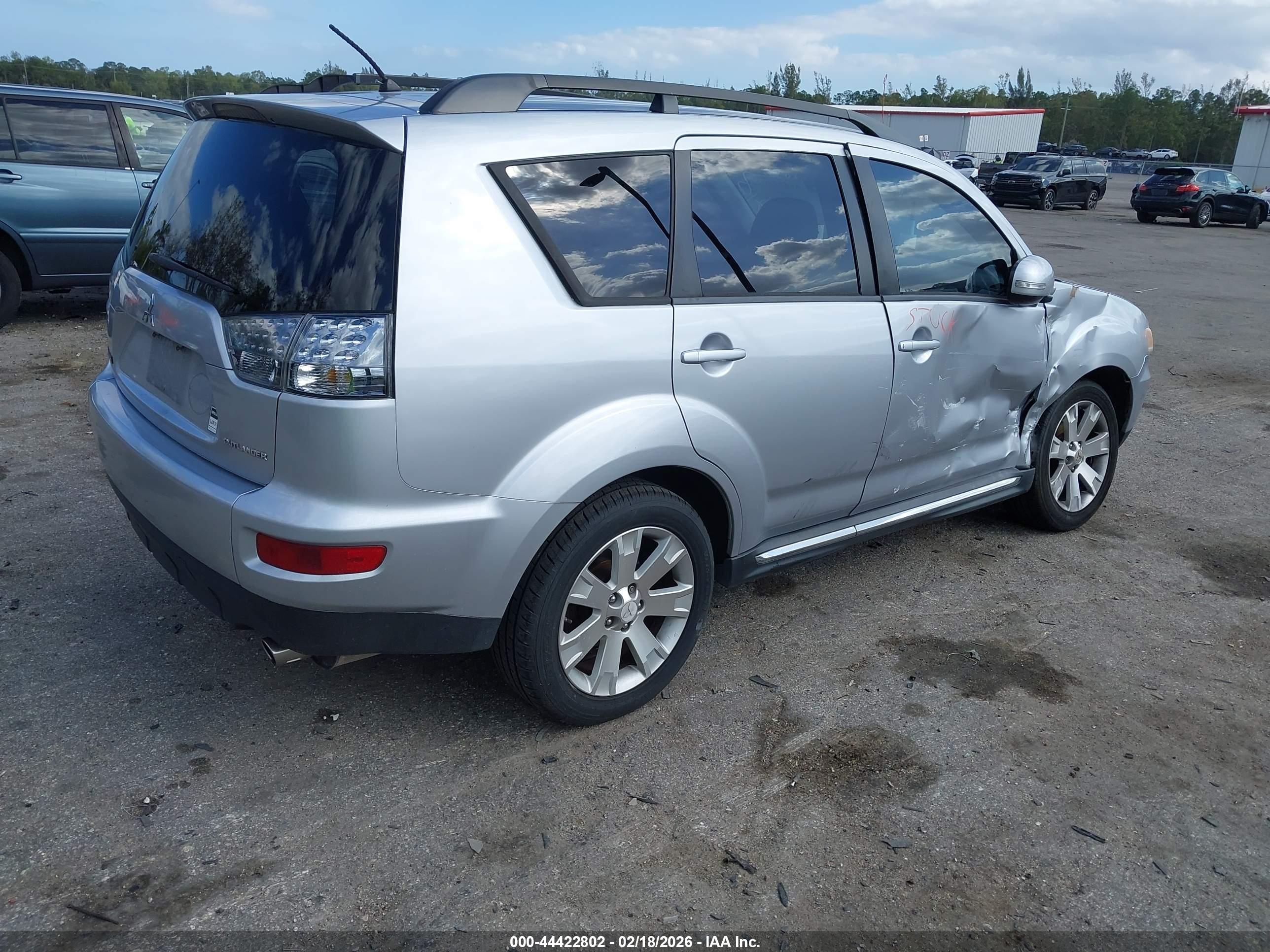 MITSUBISHI OUTLANDER image 4