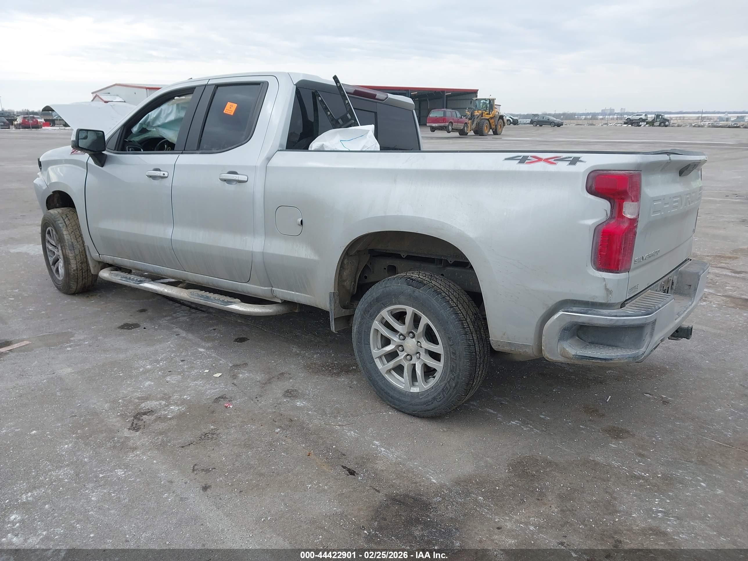 CHEVROLET SILVERADO image 3