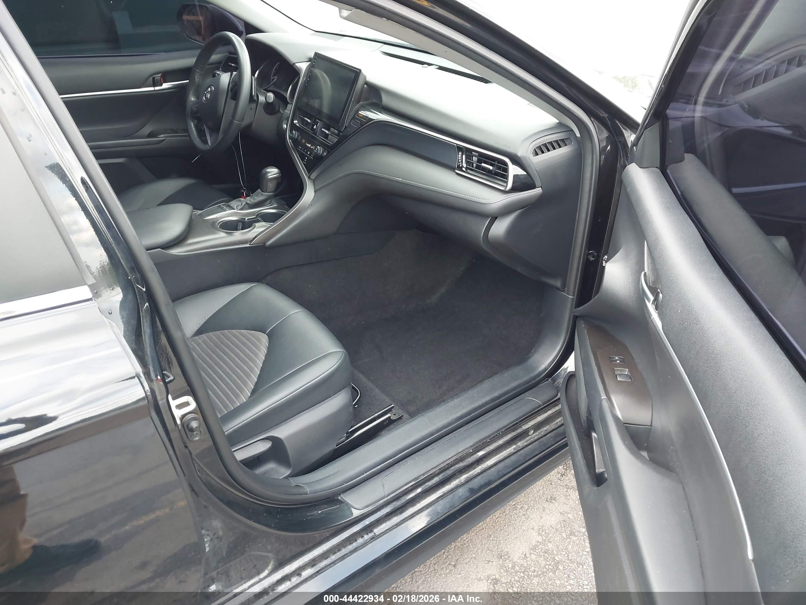 TOYOTA CAMRY image 5