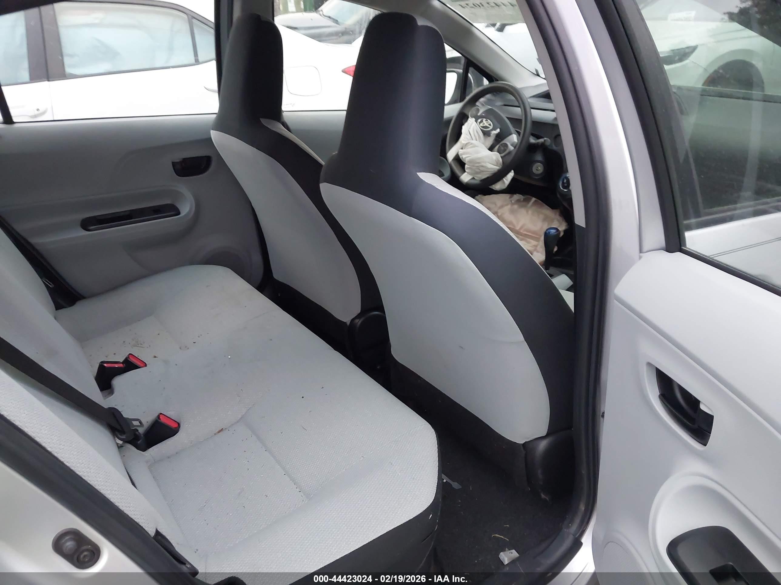 TOYOTA PRIUS image 8