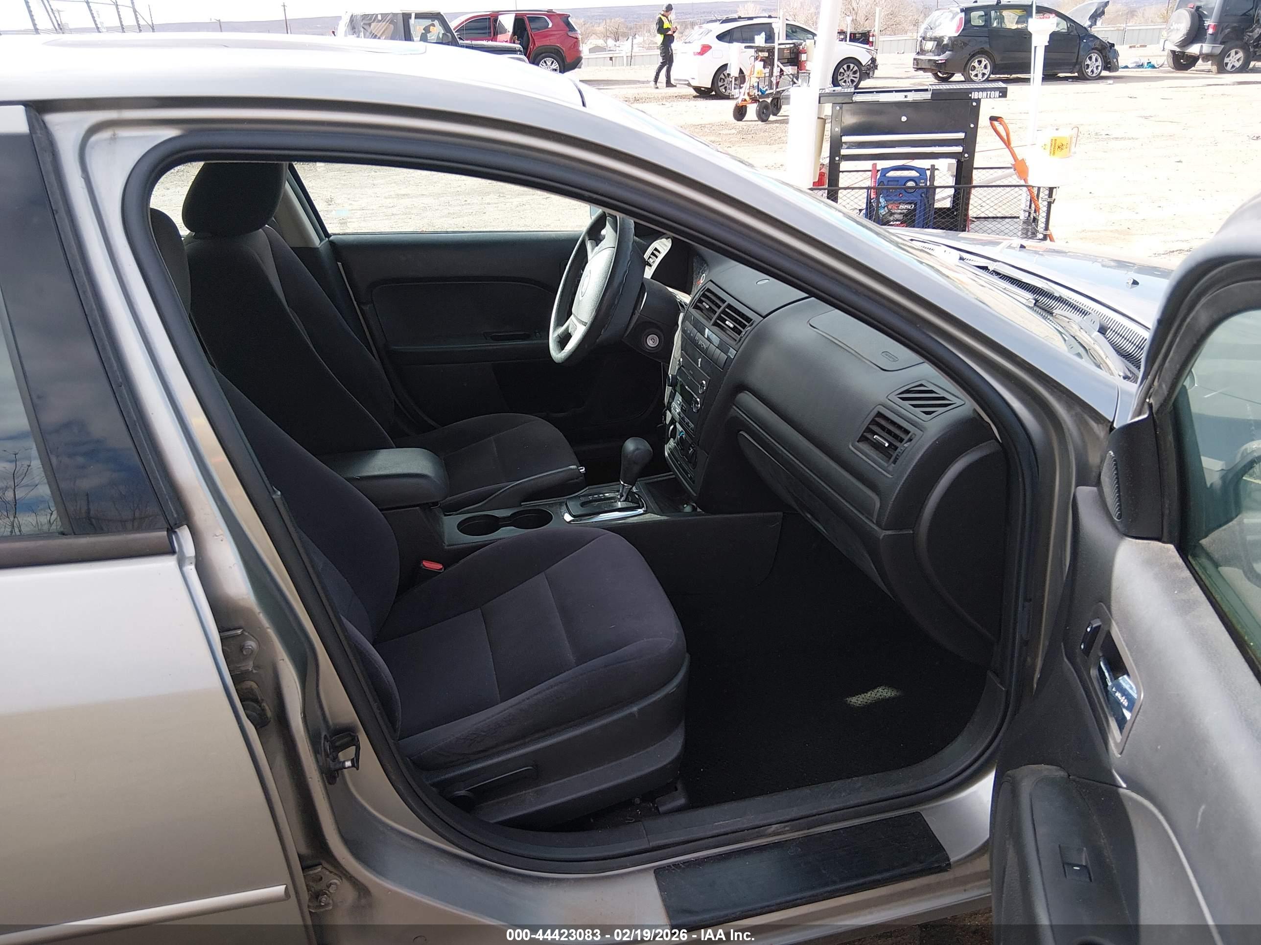 FORD FUSION image 5