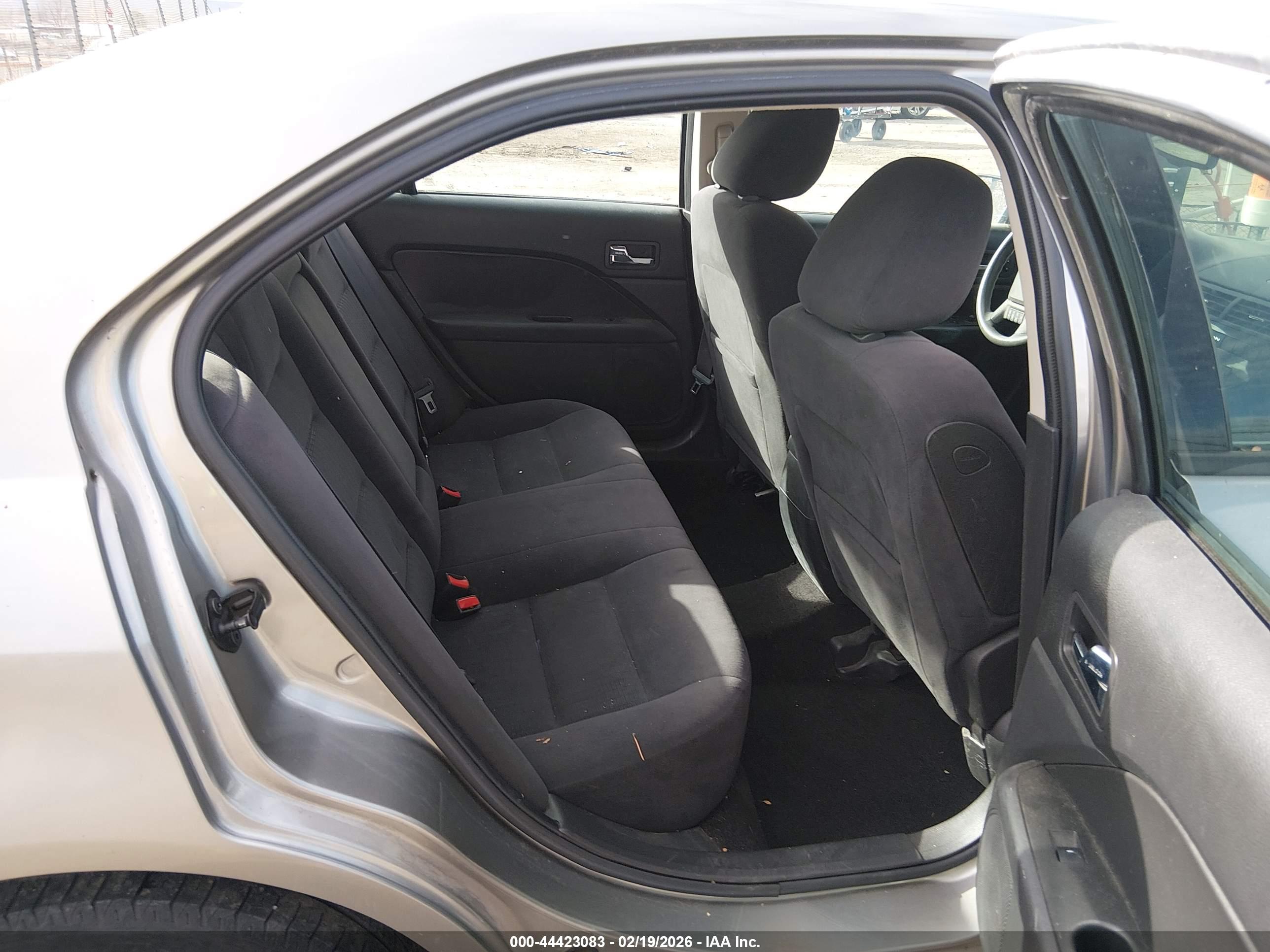FORD FUSION image 8