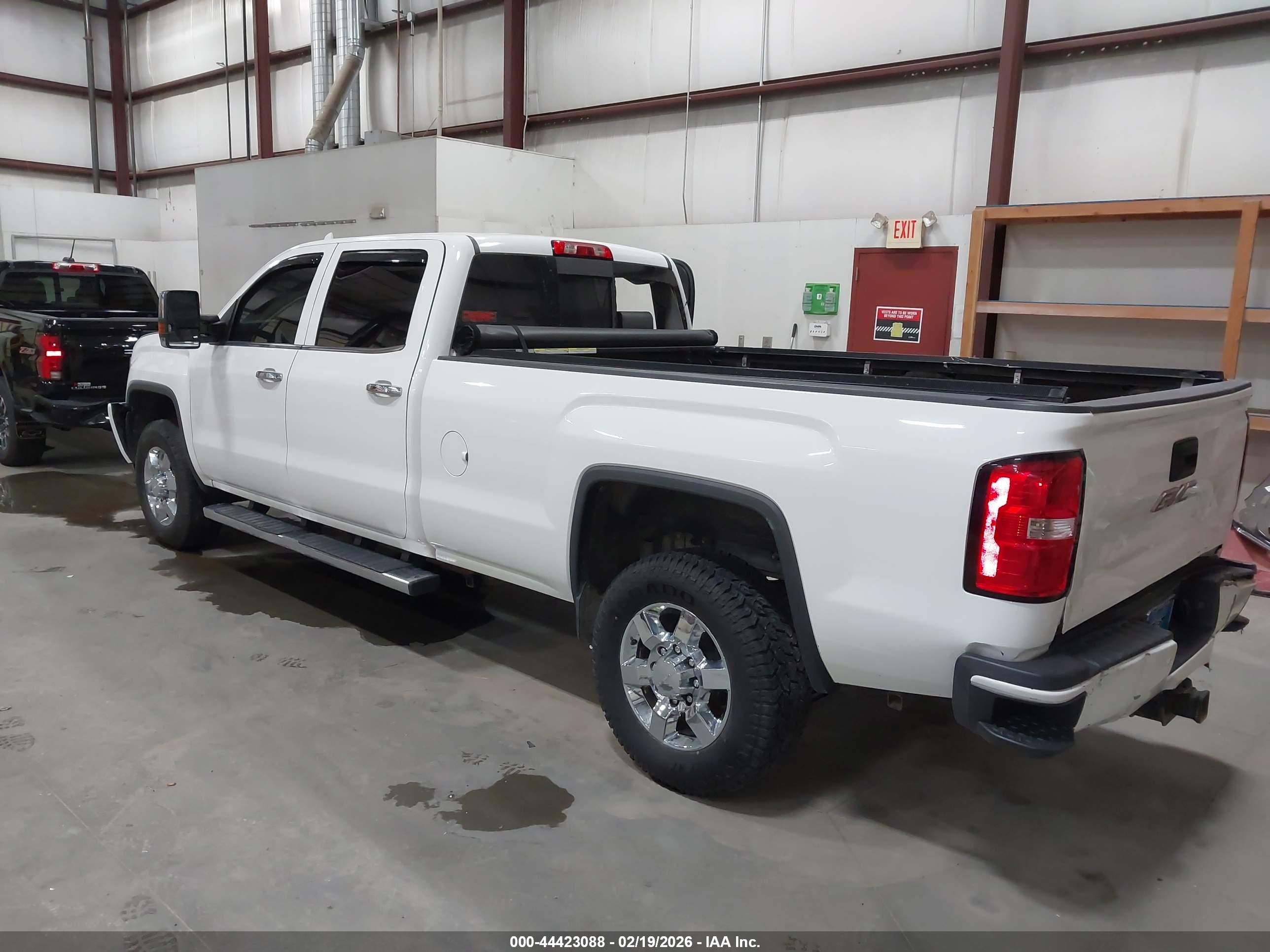 GMC SIERRA image 3