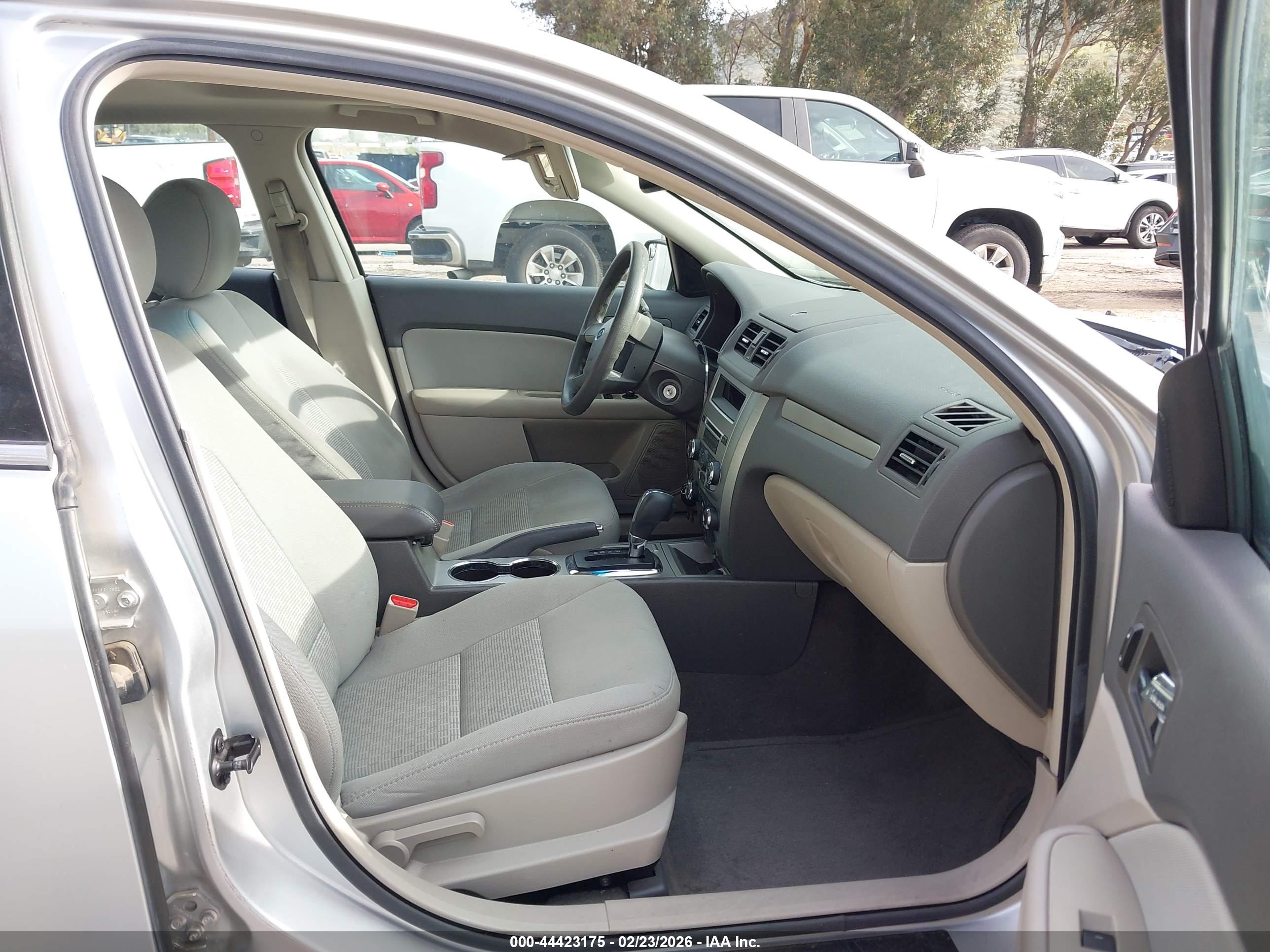 FORD FUSION image 5